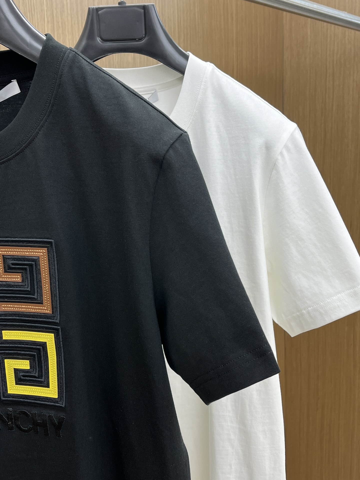 新款   GVC 🔥🔥高定面料 玉蚕丝般的丝滑 2025春夏新品上市🍃时尚经典圆领短袖👍🏻时尚单品设计，