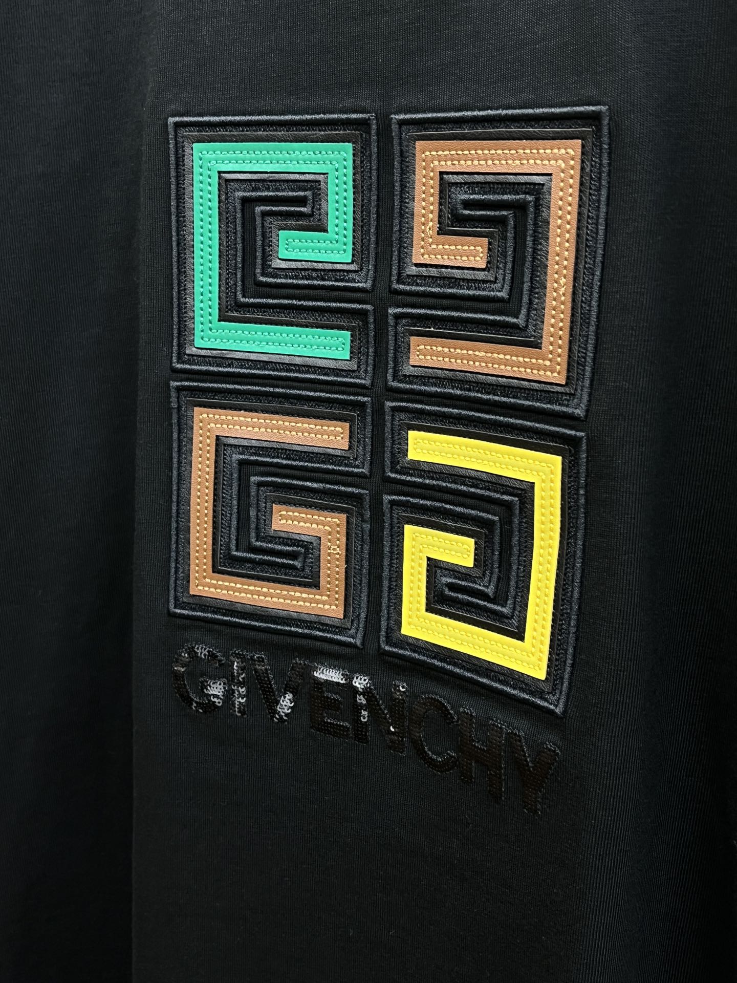新款   GVC 🔥🔥高定面料 玉蚕丝般的丝滑 2025春夏新品上市🍃时尚经典圆领短袖👍🏻时尚单品设计，
