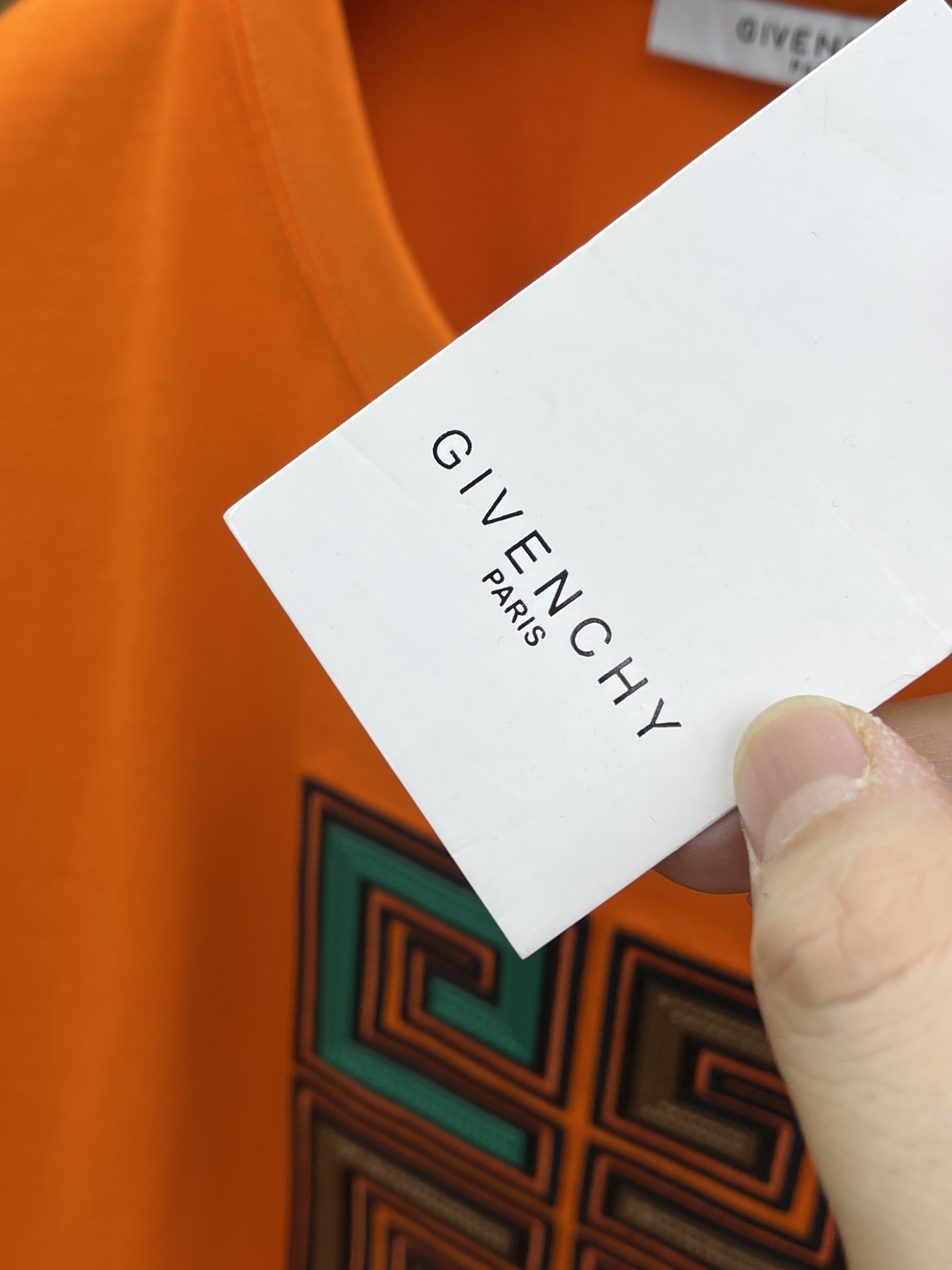 新款   Gvc 🔥🔥高定面料 玉蚕丝般的丝滑 2025春夏新品上市🍃时尚经典圆领短袖👍🏻时尚单品设计，