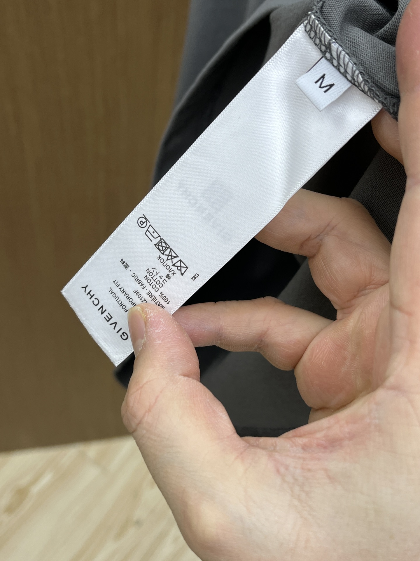 新款   Gvc 🔥🔥高定面料 玉蚕丝般的丝滑 2025春夏新品上市🍃时尚经典圆领短袖👍🏻时尚单品设计，