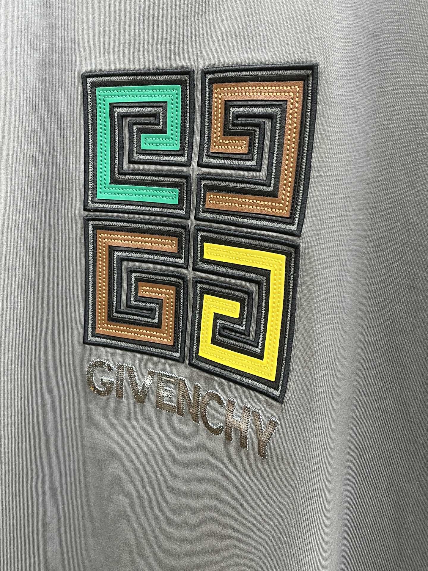 新款   Gvc 🔥🔥高定面料 玉蚕丝般的丝滑 2025春夏新品上市🍃时尚经典圆领短袖👍🏻时尚单品设计，