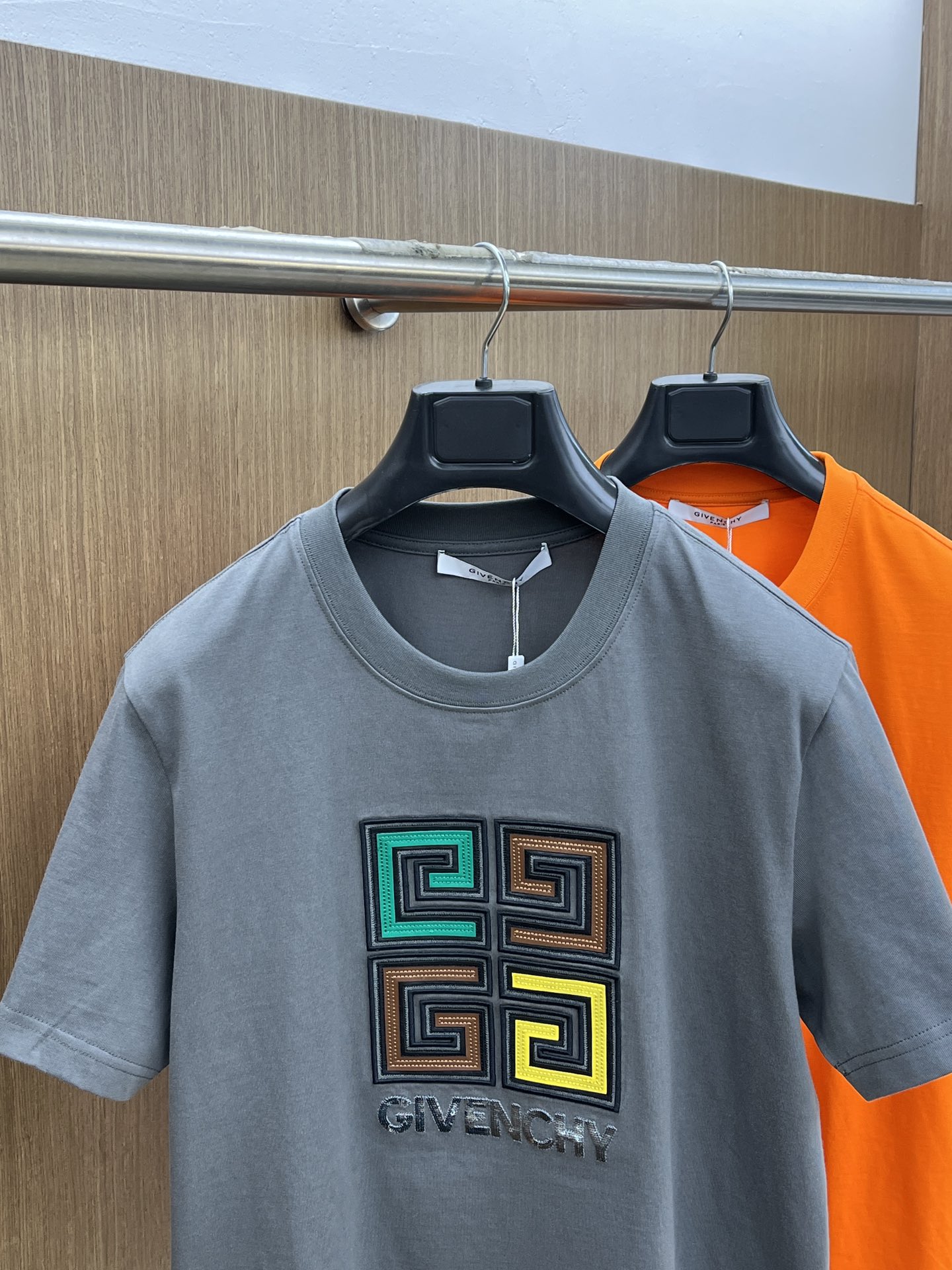新款   Gvc 🔥🔥高定面料 玉蚕丝般的丝滑 2025春夏新品上市🍃时尚经典圆领短袖👍🏻时尚单品设计，