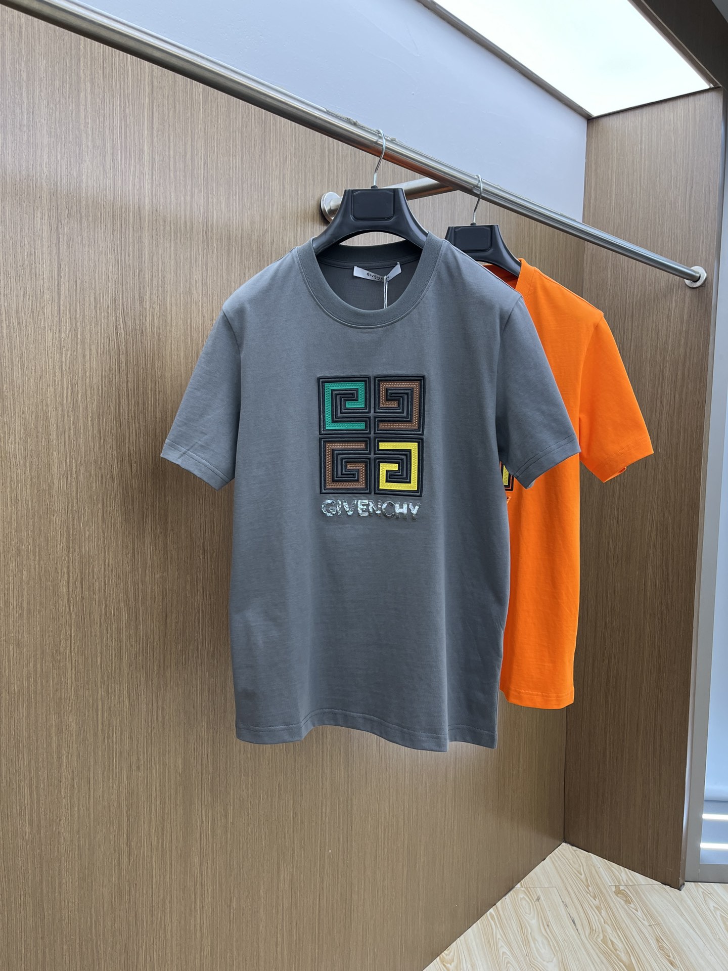 新款   Gvc 🔥🔥高定面料 玉蚕丝般的丝滑 2025春夏新品上市🍃时尚经典圆领短袖👍🏻时尚单品设计，