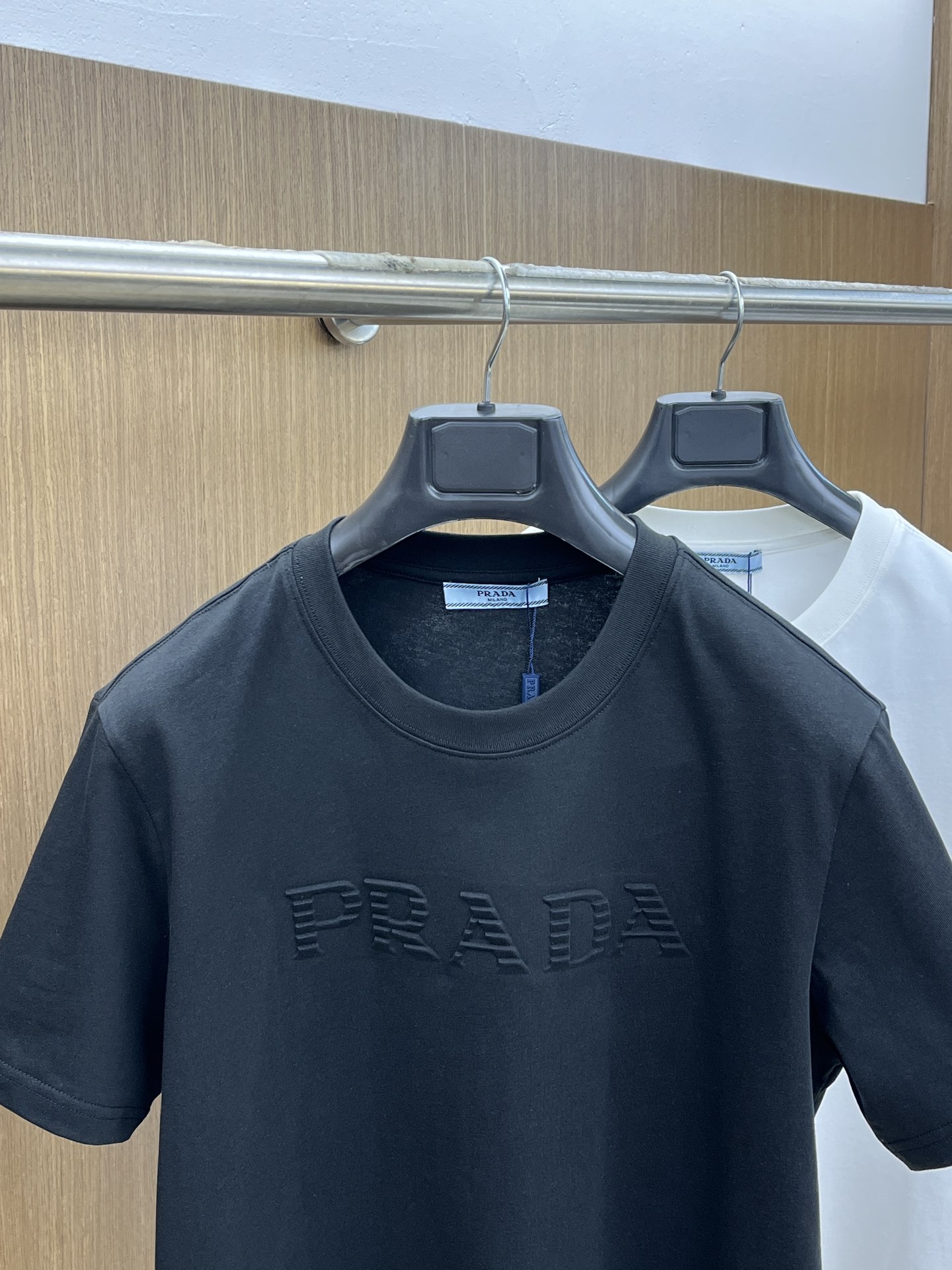 新款   PD 🔥🔥高定面料 玉蚕丝般的丝滑 2025春夏新品上市🍃时尚经典圆领短袖👍🏻时尚单品设计，更