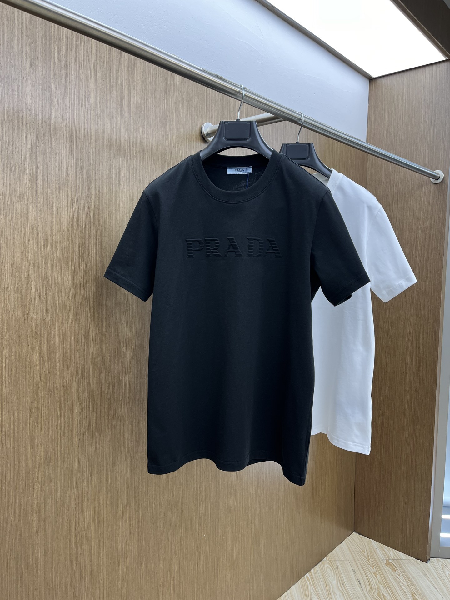 新款   PD 🔥🔥高定面料 玉蚕丝般的丝滑 2025春夏新品上市🍃时尚经典圆领短袖👍🏻时尚单品设计，更