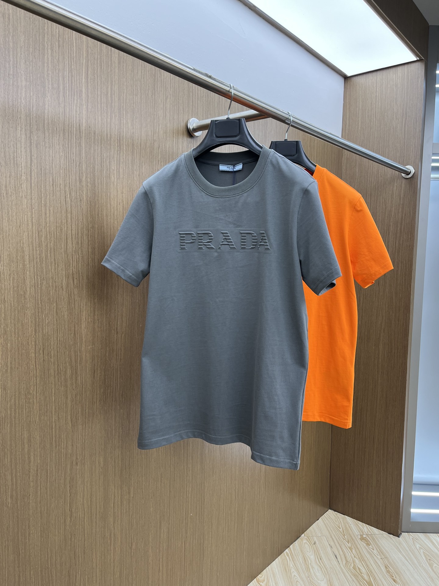 新款   PD 🔥🔥高定面料 玉蚕丝般的丝滑 2025春夏新品上市🍃时尚经典圆领短袖👍🏻时尚单品设计，更