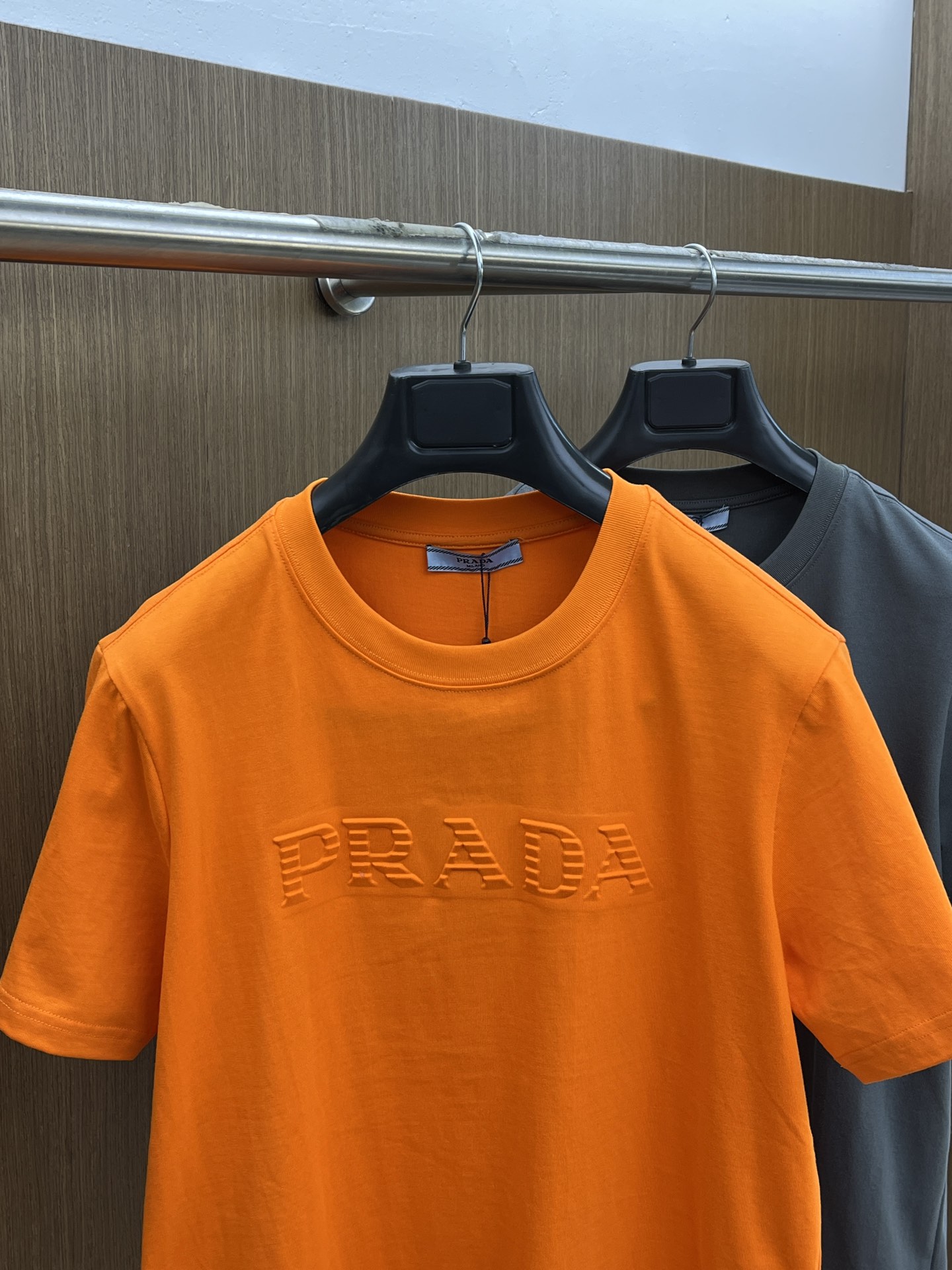 新款   PD 🔥🔥高定面料 玉蚕丝般的丝滑 2025春夏新品上市🍃时尚经典圆领短袖👍🏻时尚单品设计，更