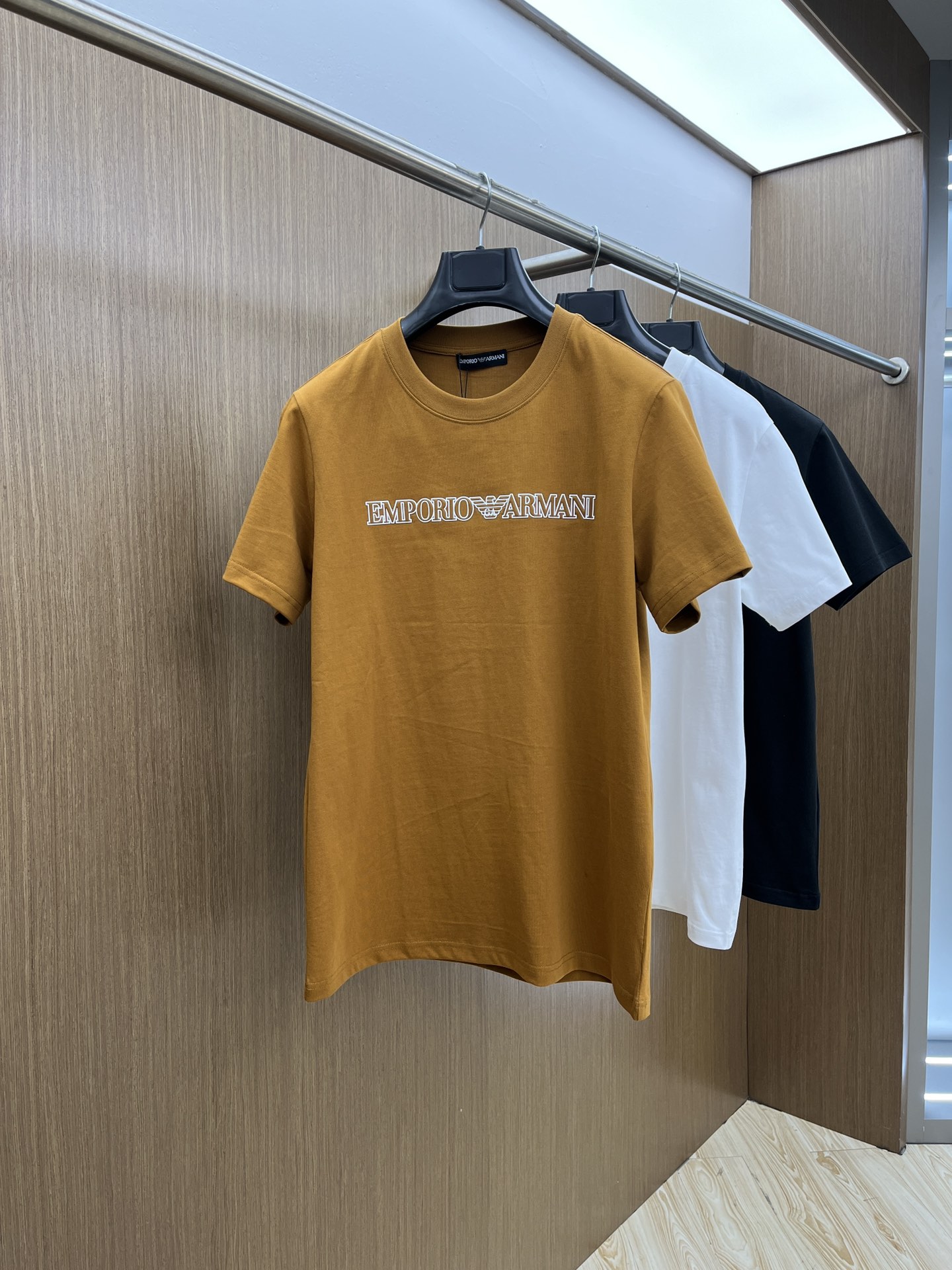 新款   AJ 🔥🔥高定面料 玉蚕丝般的丝滑 2025春夏新品上市🍃时尚经典圆领短袖👍🏻时尚单品设计，更