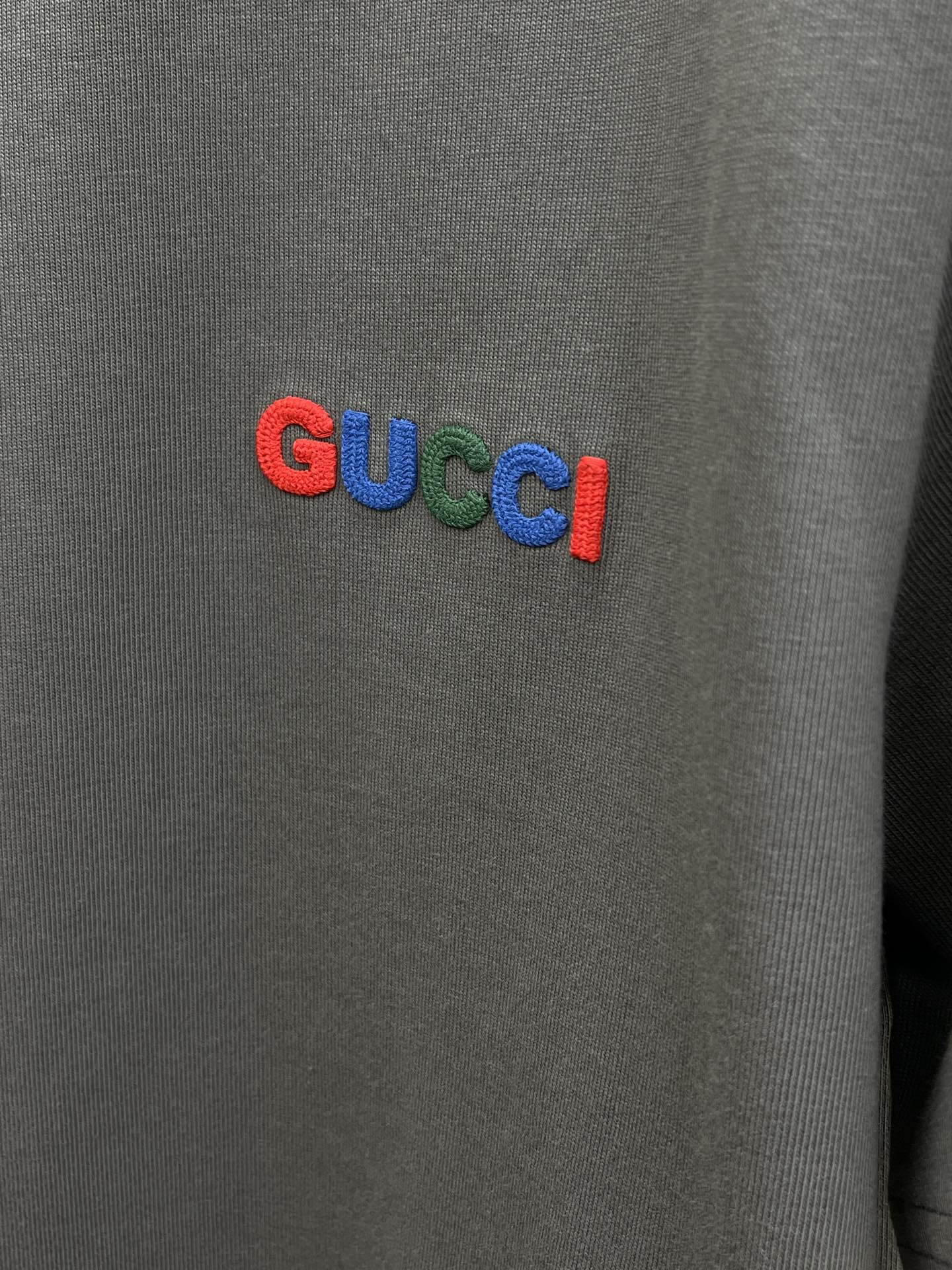新款   Guc 🔥🔥高定面料 玉蚕丝般的丝滑 2025春夏新品上市🍃时尚经典圆领短袖👍🏻时尚单品设计，
