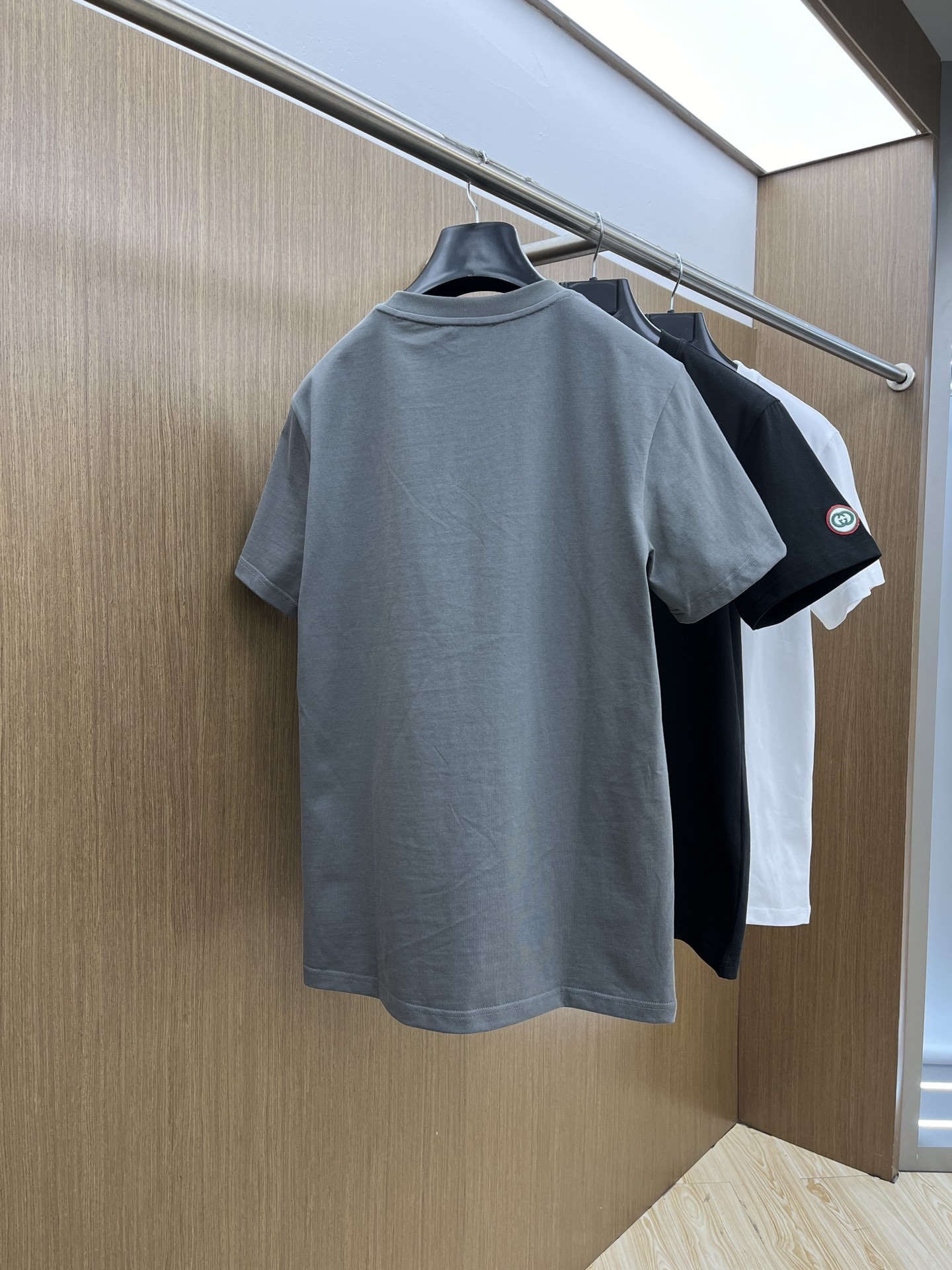 新款   Guc 🔥🔥高定面料 玉蚕丝般的丝滑 2025春夏新品上市🍃时尚经典圆领短袖👍🏻时尚单品设计，