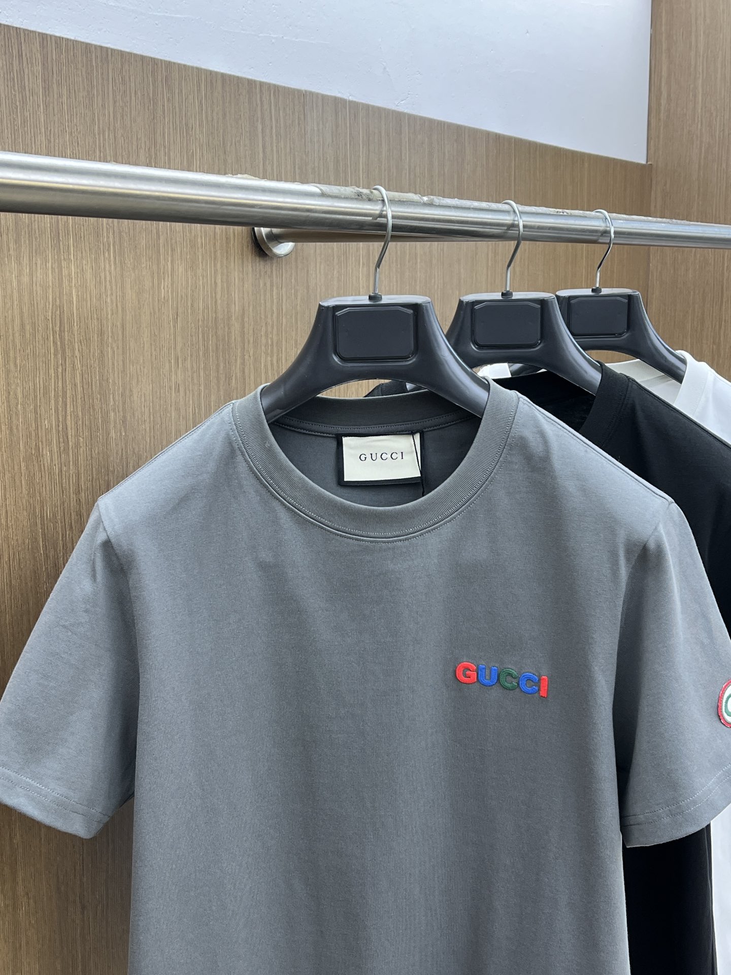 新款   Guc 🔥🔥高定面料 玉蚕丝般的丝滑 2025春夏新品上市🍃时尚经典圆领短袖👍🏻时尚单品设计，