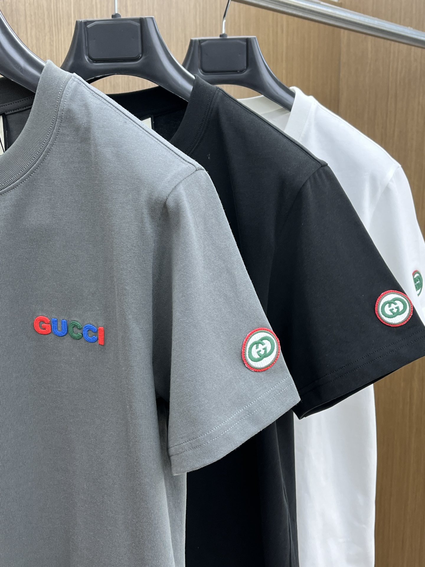 新款   Guc 🔥🔥高定面料 玉蚕丝般的丝滑 2025春夏新品上市🍃时尚经典圆领短袖👍🏻时尚单品设计，