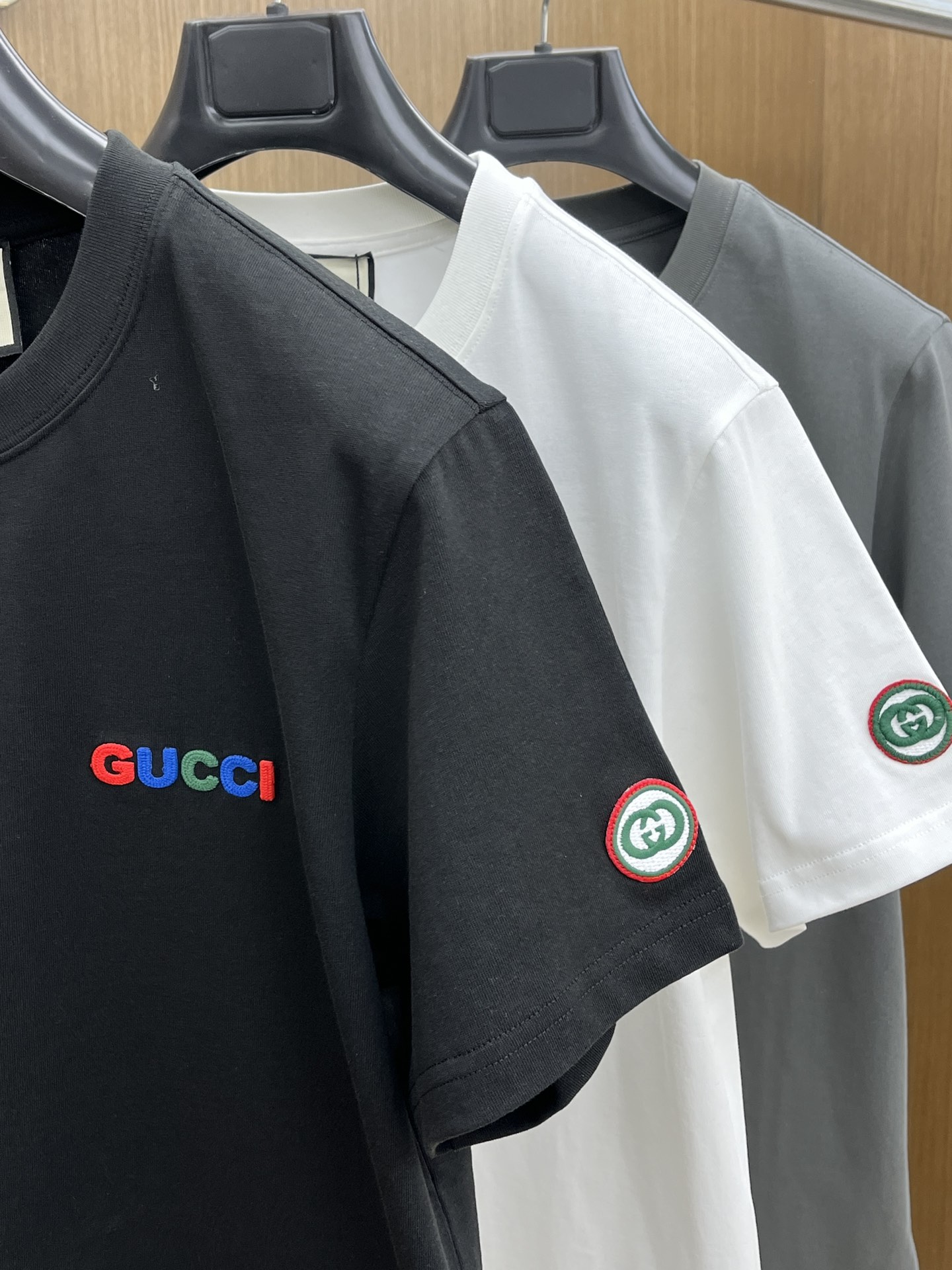 新款   Guc 🔥🔥高定面料 玉蚕丝般的丝滑 2025春夏新品上市🍃时尚经典圆领短袖👍🏻时尚单品设计，
