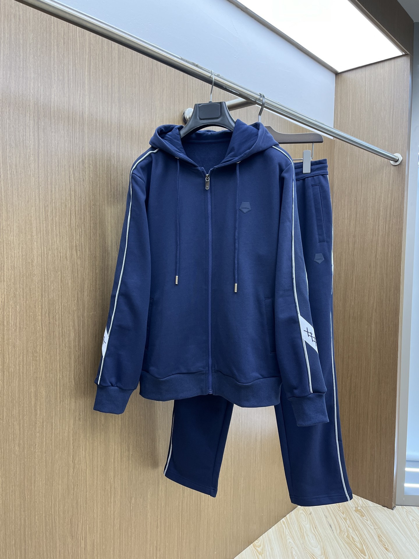 NO:125786,New jacket, pants, P ZZ high-end customization, Ss autumn and winter new casual set is removable, using original imported towel embroidered jacquard pair-knitted fixed-dye fabric!  Keduo Gundam, customized jacquard embossing technology, laser positioning and cutting on dark patterns, perfectly restore all the details of ZP, and the three-dimensional embossing logo highlights the texture of the whole piece!  The side is threaded splicing design, which is casual, three-dimensional and comfortable tailored to easily create a comfortable atmosphere, lazy and casual, full of high-end feeling, and the bottoms are randomly matched to make them look extraordinary and taste-enhancing designs!  Three-dimensional relief brand logo!  The softness and delicate velvet tuft feel are quite OK, with exquisite fine embellishment, customized towel embroidery technology, fixed woven and dye fabric, skin-friendly soft washing, soft and breathable, and comfortable in the body!  The simple style of solid colors is matched with the concave and concave three-dimensional design, the simpler the more advanced it looks!  Relaxed and casual, very stylish, invincible youthful age-reducing magic!  The wiring is very fine!  Every detail of the clothes is perfect, the upper body effect is not considered at all. It is a must-have for casual travel, and the bok is fashionable and unique and versatile!  Size M-3XL (model 173, 143 catties upper body L size), Jackets & coats, alexander wang19860909新款 外套 裤子P ZZ高级定制 Ss秋冬新款休闲套装可拆 采用原版进口毛巾绣提花对版定织定染面料！克重高达克 定制提花浮雕工艺 满身暗纹激光定位裁剪 完美还原ZP全部细节,立体的浮雕logo 就把整件的质感给凸显出来了！侧面做了螺纹拼接设计 ,休闲立体舒适剪裁 轻松打造舒适氛围,慵懒随意,充满高级感,下装随意搭配 都显得质感不凡 提升品味感的设计！立体浮雕品牌logo！柔软度和细腻绒簇感都是相当OK的,精致细节点缀,定制毛巾绣工艺,定织定染面料,亲肤级柔软水洗,着身柔软透气,切身舒适！纯色系的简约格调搭配配凹凸立体的设计～越简单越显高级！轻松随意又非常有型,无敌青春减龄神奇！走线十分精细！衣服的每个细节都很完美上身效果丝毫不用考虑,休闲旅行必备,bok时尚又个性超级百搭！尺码M-3XL（模特173,143斤上身L码）,,jackets & coats,alexander wang,Men's clothing