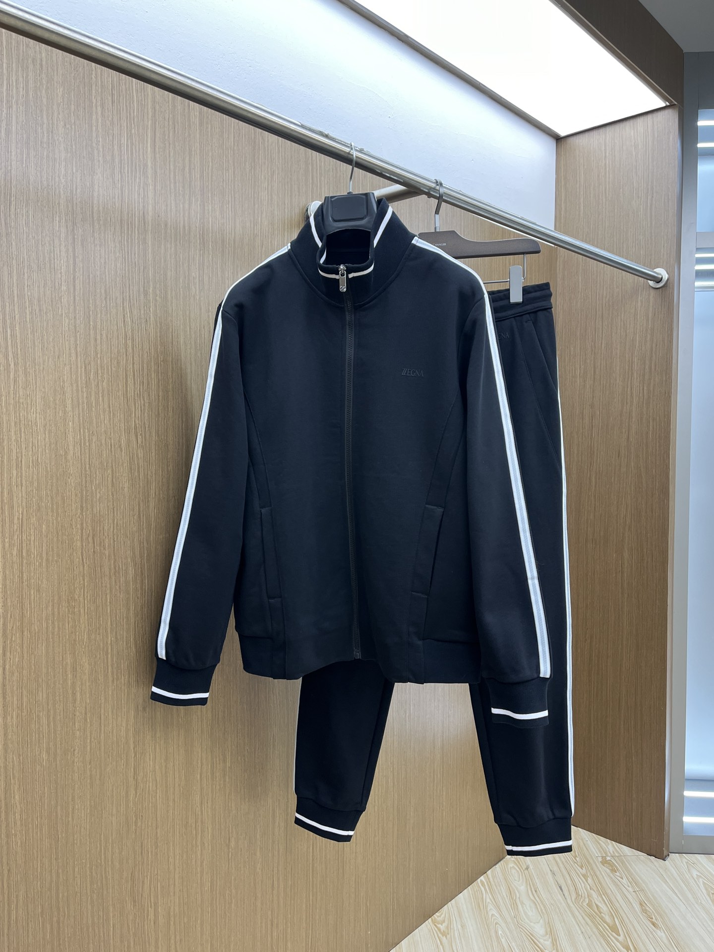 NO:125787,New jacket, pants, P ZZ, high-end customization, Ss autumn and winter new casual set is removable, using original imported towel embroidered jacquard pair-knitted fixed-dye fabric!  Keduo Gundam, customized jacquard embossing technology, laser positioning and cutting on dark patterns, perfectly restore all the details of ZP, and the three-dimensional embossing logo highlights the texture of the whole piece!  The side is threaded splicing design, which is casual, three-dimensional and comfortable tailored to easily create a comfortable atmosphere, lazy and casual, full of high-end feeling, and the bottoms are randomly matched to make them look extraordinary and taste-enhancing designs!  Three-dimensional relief brand logo!  The softness and delicate velvet tuft feel are quite OK, with exquisite fine embellishment, customized towel embroidery technology, fixed woven and dye fabric, skin-friendly soft washing, soft and breathable, and comfortable in the body!  The simple style of solid colors is matched with the concave and concave three-dimensional design, the simpler the more advanced it looks!  Relaxed and casual, very stylish, invincible youthful age-reducing magic!  The wiring is very fine!  Every detail of the clothes is perfect, the upper body effect is not considered at all. It is a must-have for casual travel, and the bok is fashionable and unique and versatile!  Size M-3XL (model 173, 143 catties upper body L size), Jackets & coats, alexander wang19860909新款 外套 裤子P ZZ 高级定制 Ss秋冬新款休闲套装可拆 采用原版进口毛巾绣提花对版定织定染面料！克重高达克 定制提花浮雕工艺 满身暗纹激光定位裁剪 完美还原ZP全部细节,立体的浮雕logo 就把整件的质感给凸显出来了！侧面做了螺纹拼接设计 ,休闲立体舒适剪裁 轻松打造舒适氛围,慵懒随意,充满高级感,下装随意搭配 都显得质感不凡 提升品味感的设计！立体浮雕品牌logo！柔软度和细腻绒簇感都是相当OK的,精致细节点缀,定制毛巾绣工艺,定织定染面料,亲肤级柔软水洗,着身柔软透气,切身舒适！纯色系的简约格调搭配配凹凸立体的设计～越简单越显高级！轻松随意又非常有型,无敌青春减龄神奇！走线十分精细！衣服的每个细节都很完美上身效果丝毫不用考虑,休闲旅行必备,bok时尚又个性超级百搭！尺码M-3XL（模特173,143斤上身L码）,,jackets & coats,alexander wang,Men's clothing