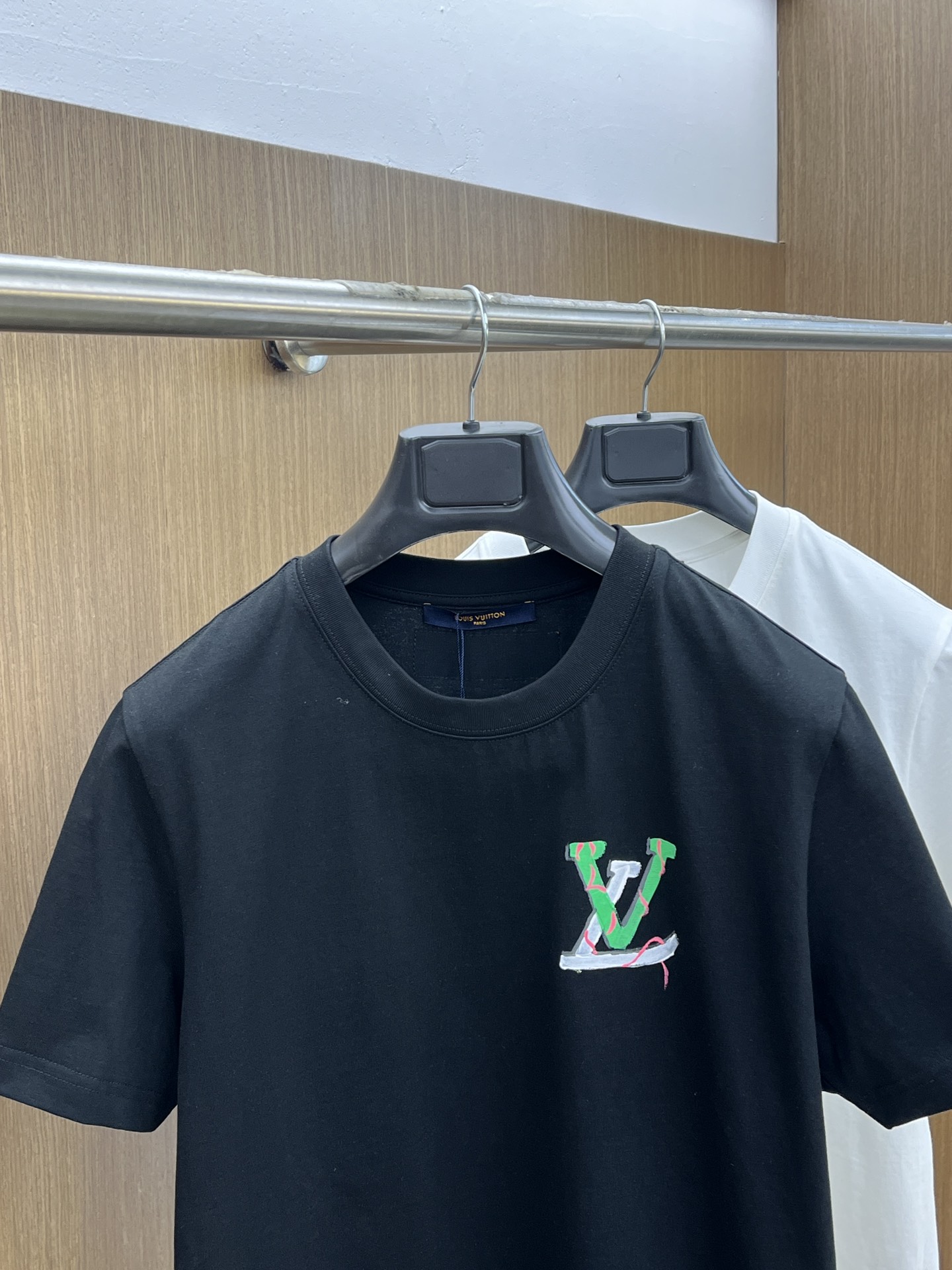 新款   LV 🔥🔥高定面料 玉蚕丝般的丝滑 2025春夏新品上市🍃时尚经典圆领短袖👍🏻时尚单品设计，更
