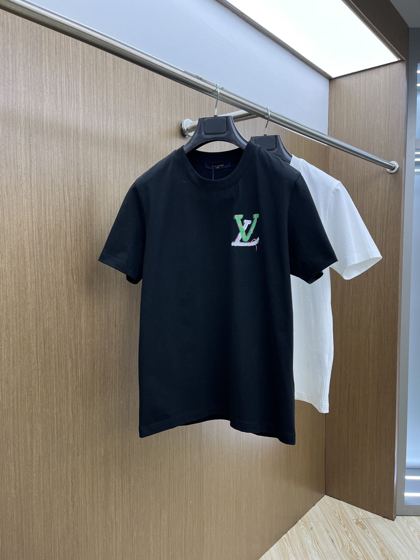 新款   LV 🔥🔥高定面料 玉蚕丝般的丝滑 2025春夏新品上市🍃时尚经典圆领短袖👍🏻时尚单品设计，更
