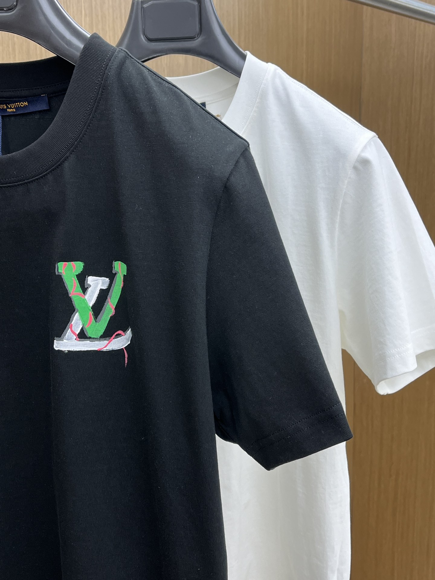 新款   LV 🔥🔥高定面料 玉蚕丝般的丝滑 2025春夏新品上市🍃时尚经典圆领短袖👍🏻时尚单品设计，更