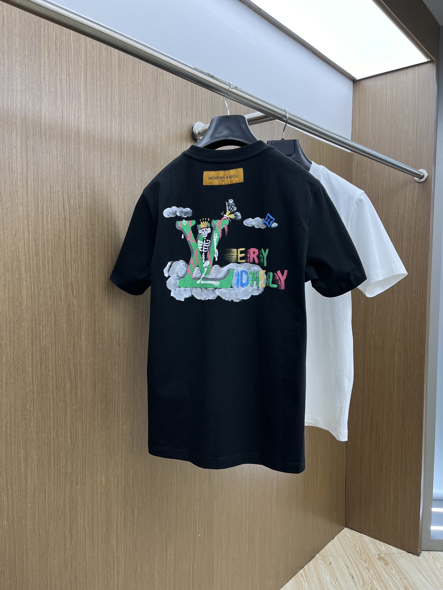 新款   LV 🔥🔥高定面料 玉蚕丝般的丝滑 2025春夏新品上市🍃时尚经典圆领短袖👍🏻时尚单品设计，更