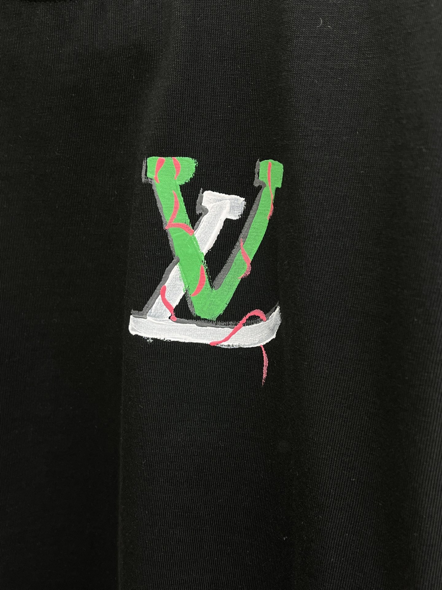 新款   LV 🔥🔥高定面料 玉蚕丝般的丝滑 2025春夏新品上市🍃时尚经典圆领短袖👍🏻时尚单品设计，更