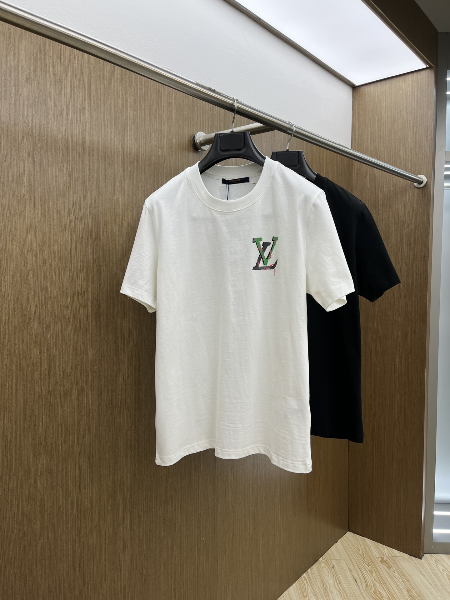 新款   LV  🔥🔥高定面料 玉蚕丝般的丝滑 2025春夏新品上市🍃时尚经典圆领短袖👍🏻时尚单品设计，