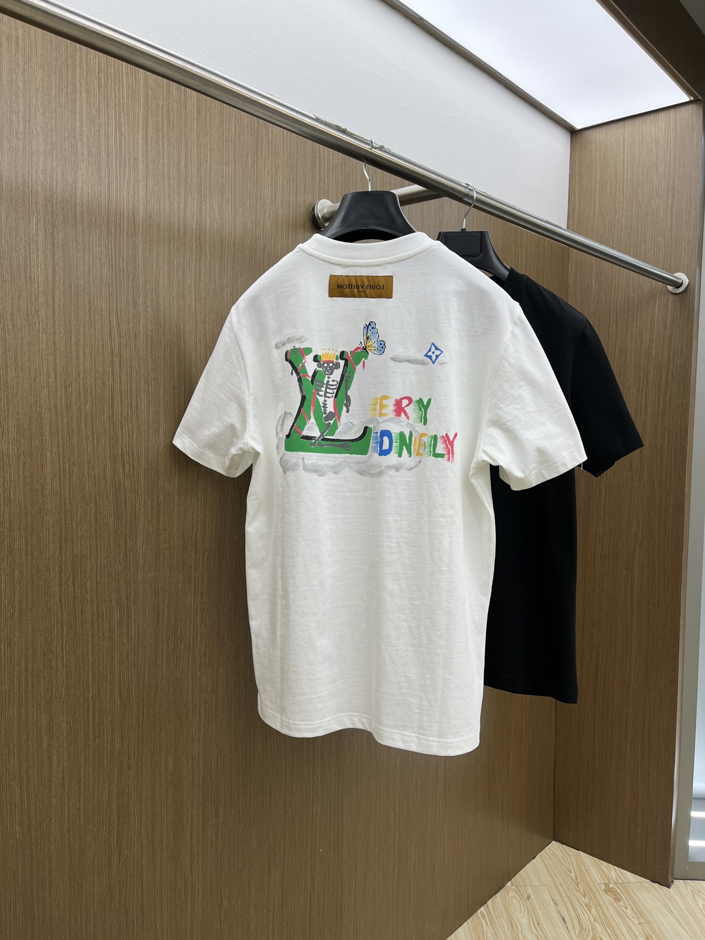 新款   LV  🔥🔥高定面料 玉蚕丝般的丝滑 2025春夏新品上市🍃时尚经典圆领短袖👍🏻时尚单品设计，