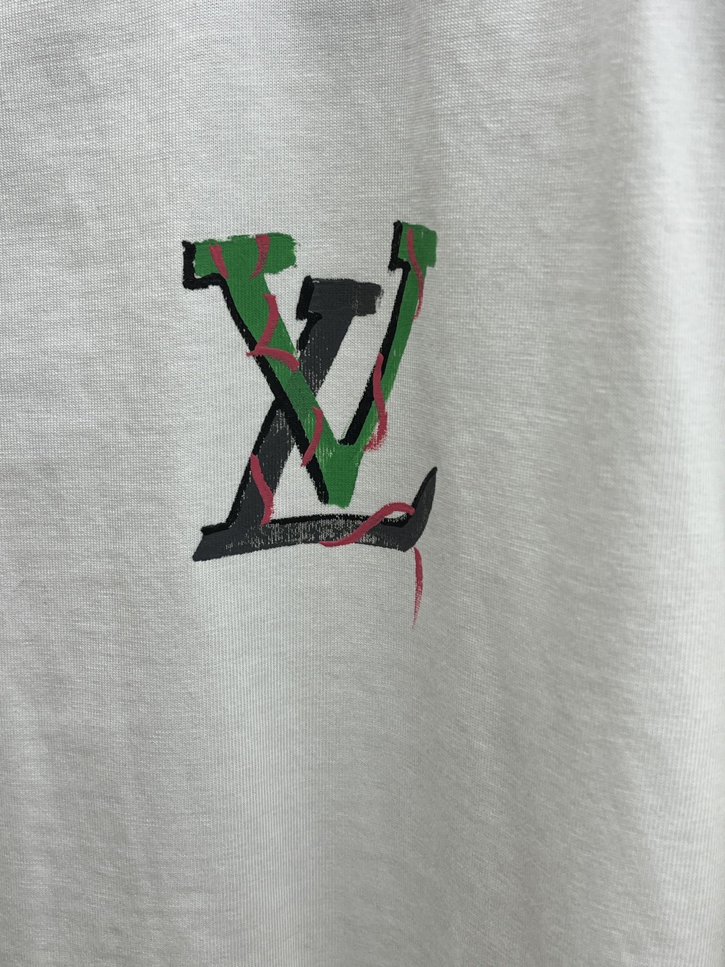 新款   LV  🔥🔥高定面料 玉蚕丝般的丝滑 2025春夏新品上市🍃时尚经典圆领短袖👍🏻时尚单品设计，