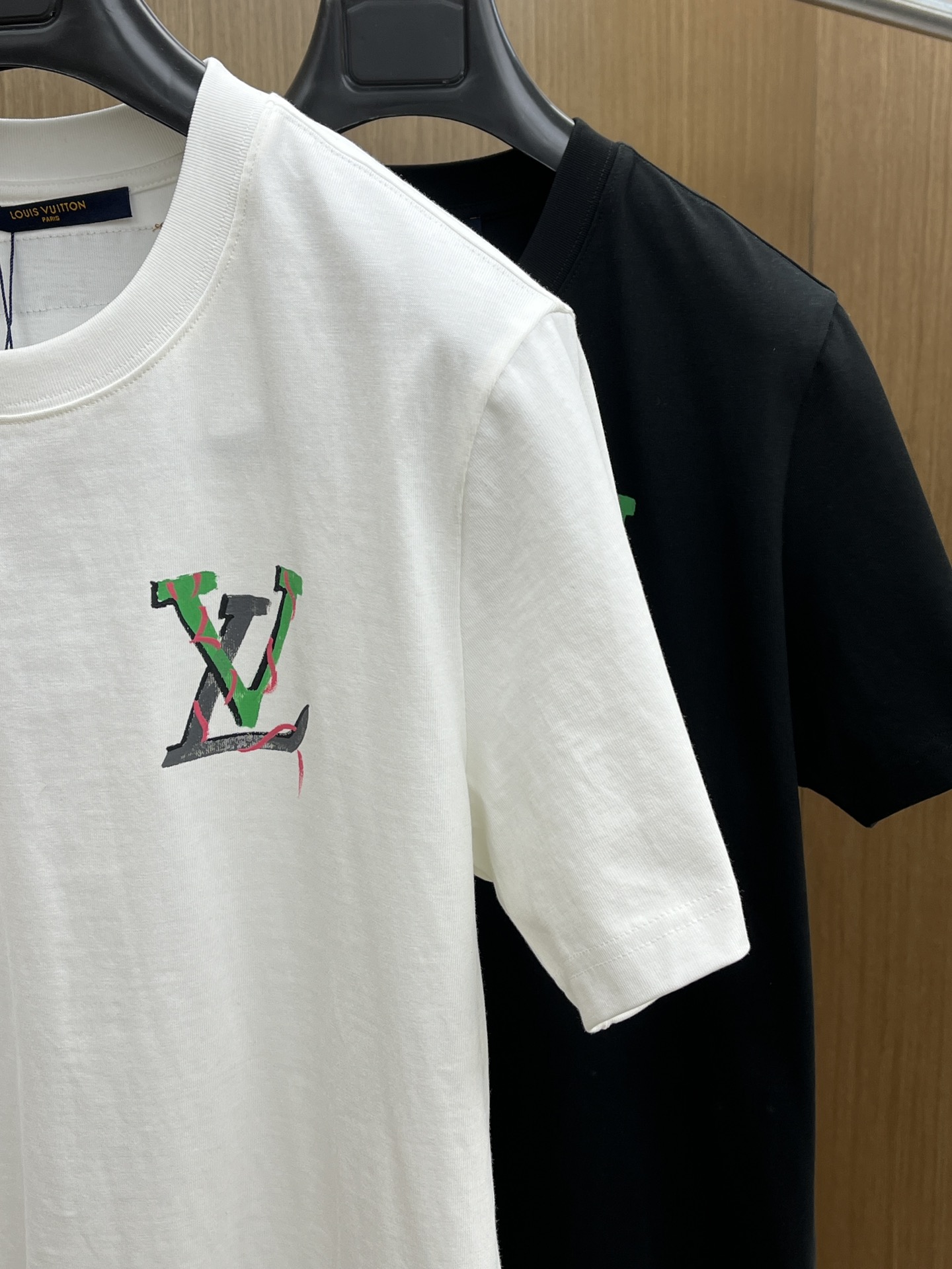 新款   LV  🔥🔥高定面料 玉蚕丝般的丝滑 2025春夏新品上市🍃时尚经典圆领短袖👍🏻时尚单品设计，
