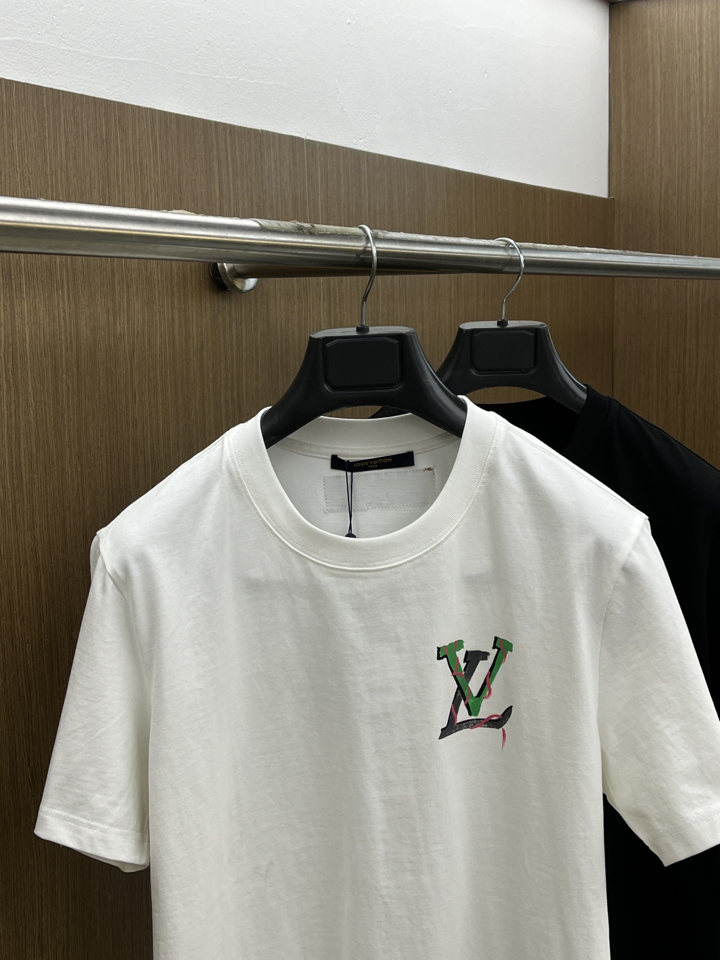 新款   LV  🔥🔥高定面料 玉蚕丝般的丝滑 2025春夏新品上市🍃时尚经典圆领短袖👍🏻时尚单品设计，