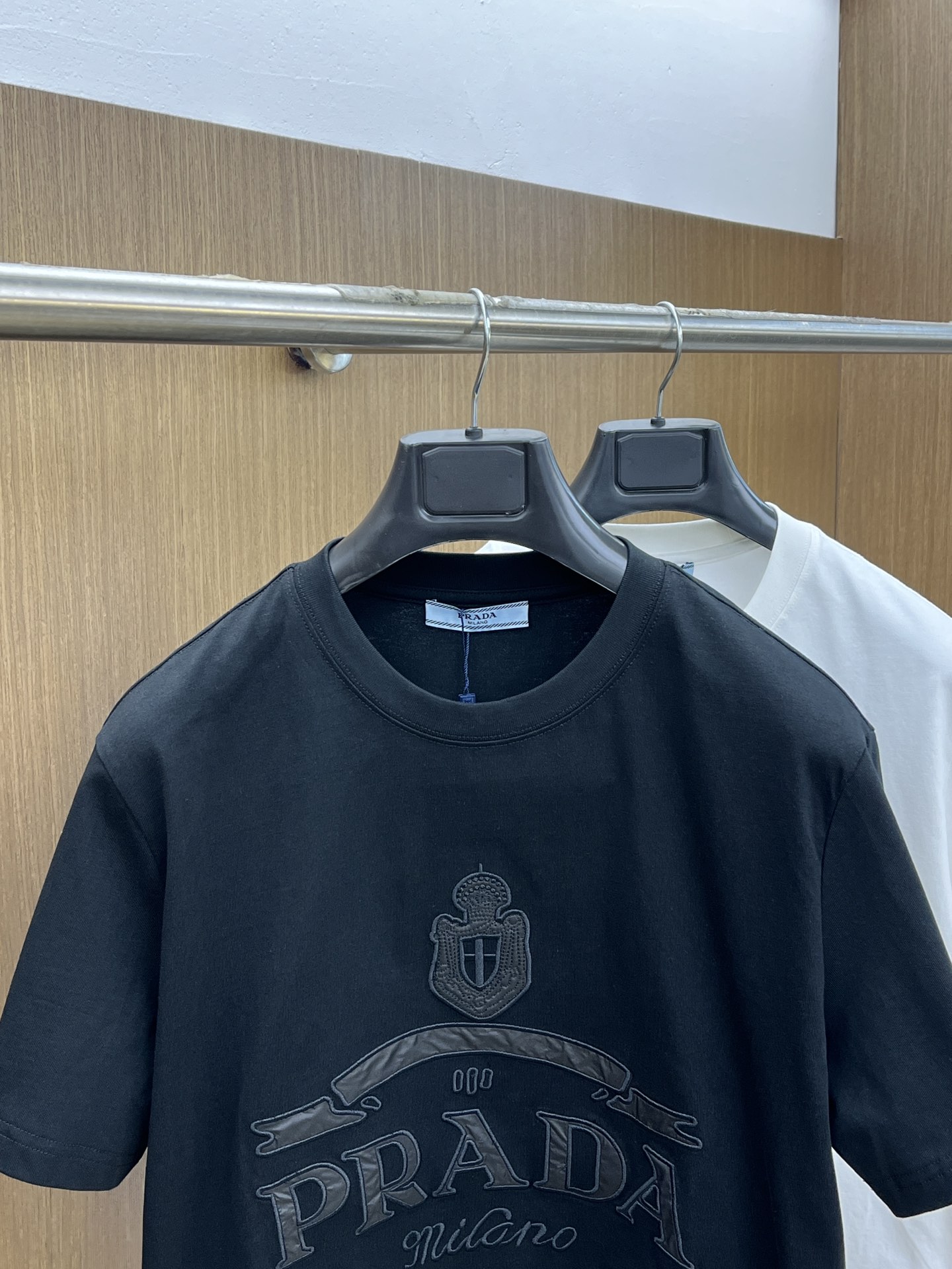 新款   PD  🔥🔥高定面料 玉蚕丝般的丝滑 2025春夏新品上市🍃时尚经典圆领短袖👍🏻时尚单品设计，