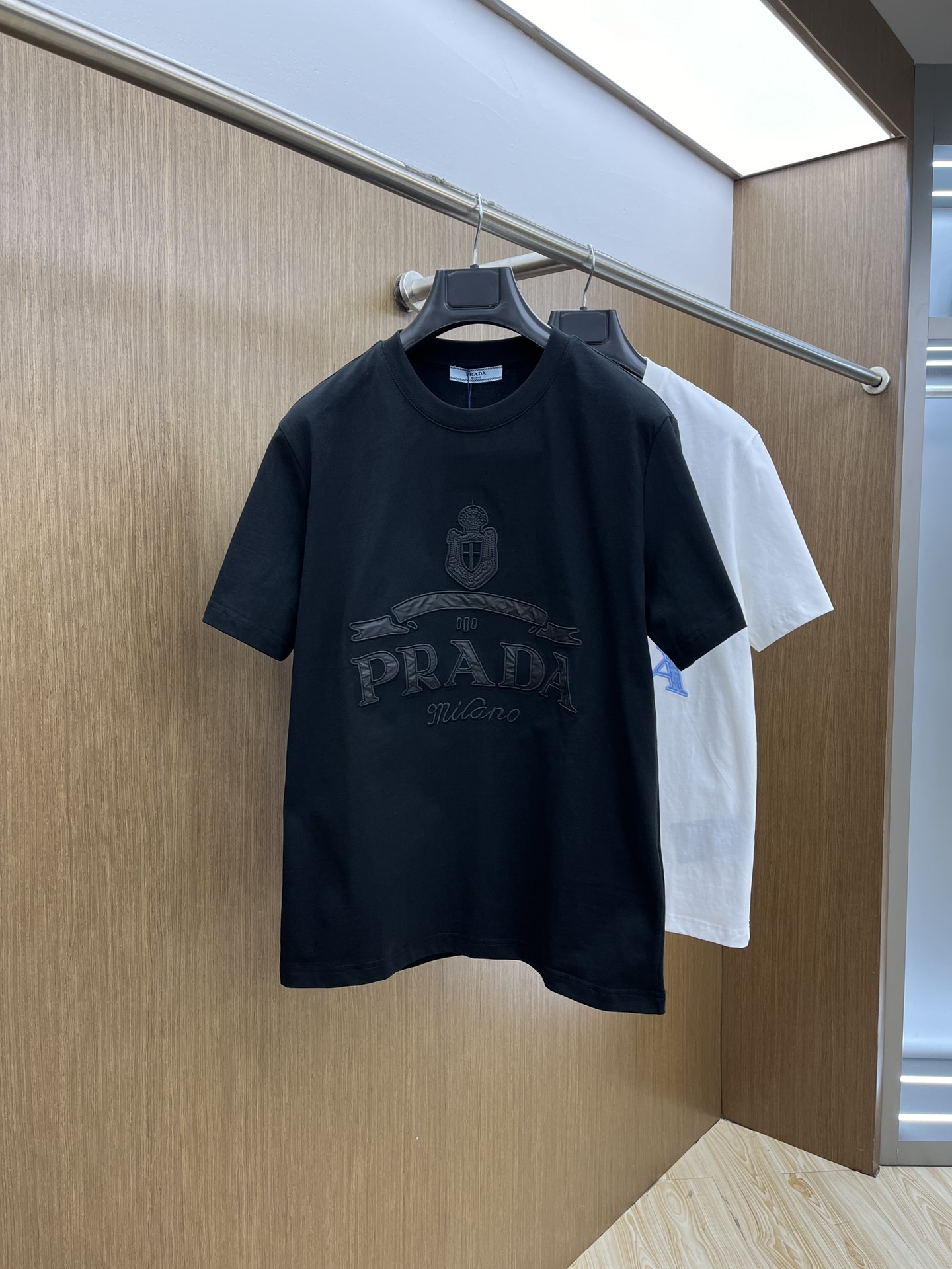新款   PD  🔥🔥高定面料 玉蚕丝般的丝滑 2025春夏新品上市🍃时尚经典圆领短袖👍🏻时尚单品设计，