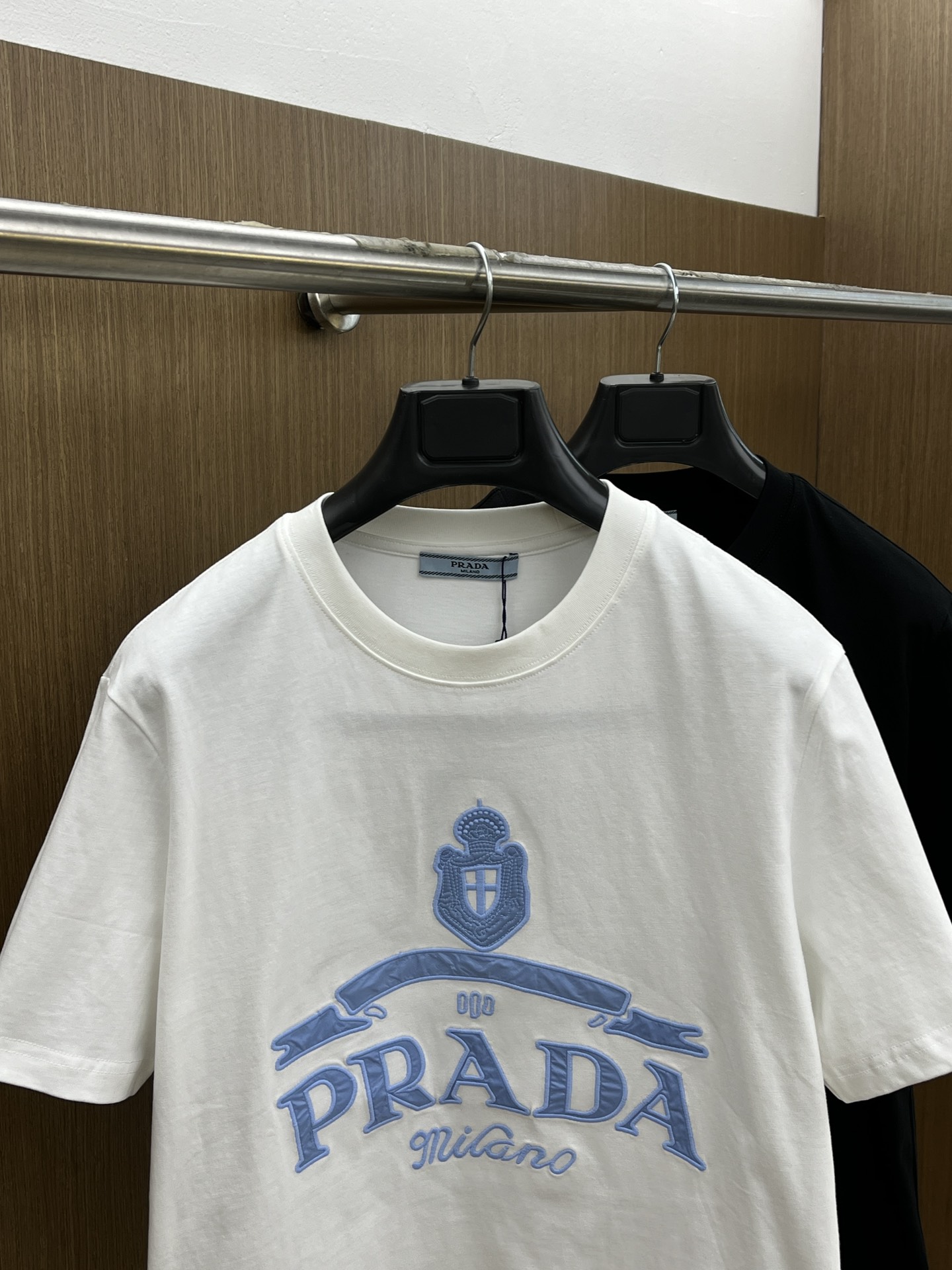 新款   PD  🔥🔥高定面料 玉蚕丝般的丝滑 2025春夏新品上市🍃时尚经典圆领短袖👍🏻时尚单品设计，