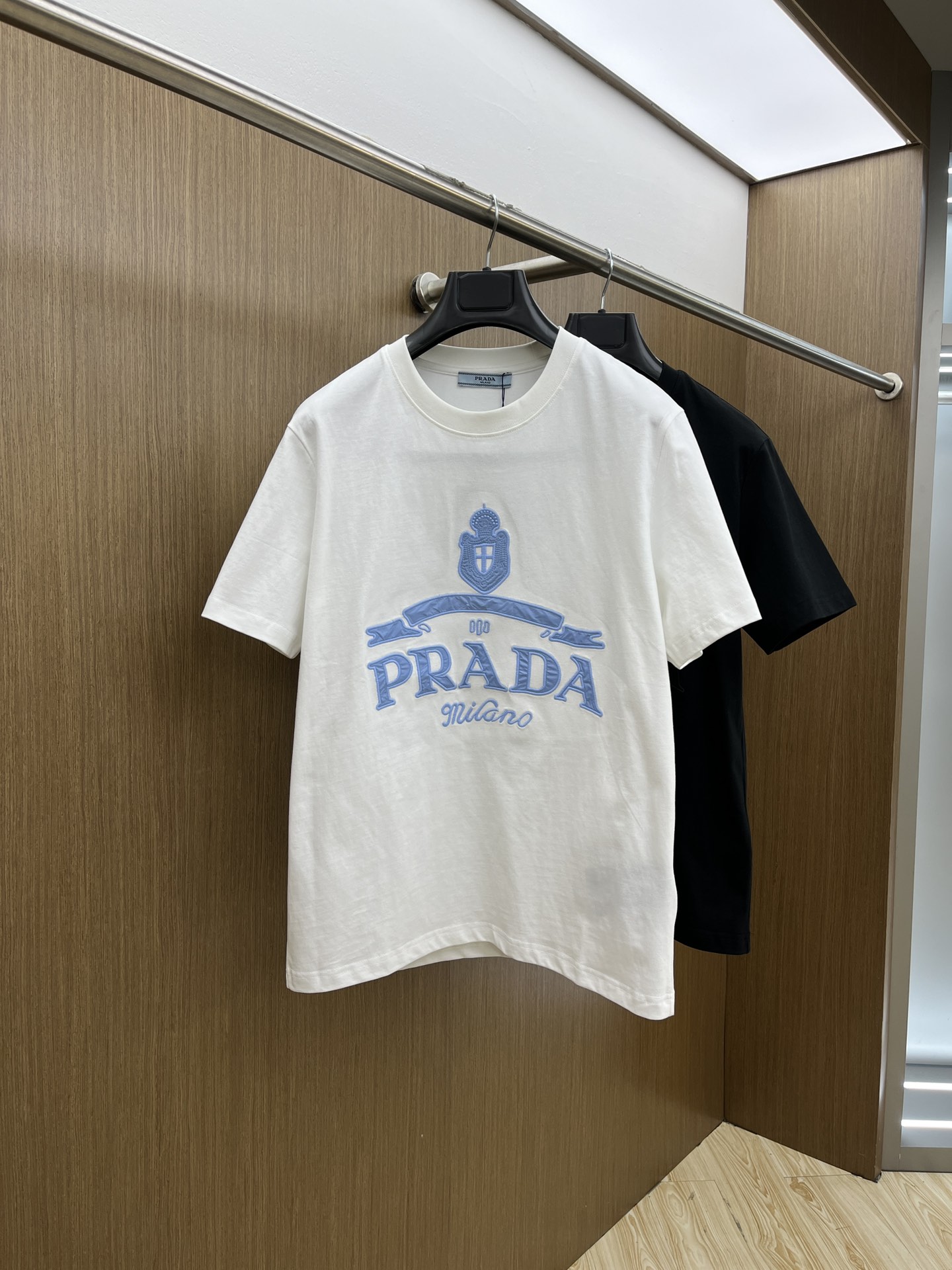 新款   PD  🔥🔥高定面料 玉蚕丝般的丝滑 2025春夏新品上市🍃时尚经典圆领短袖👍🏻时尚单品设计，