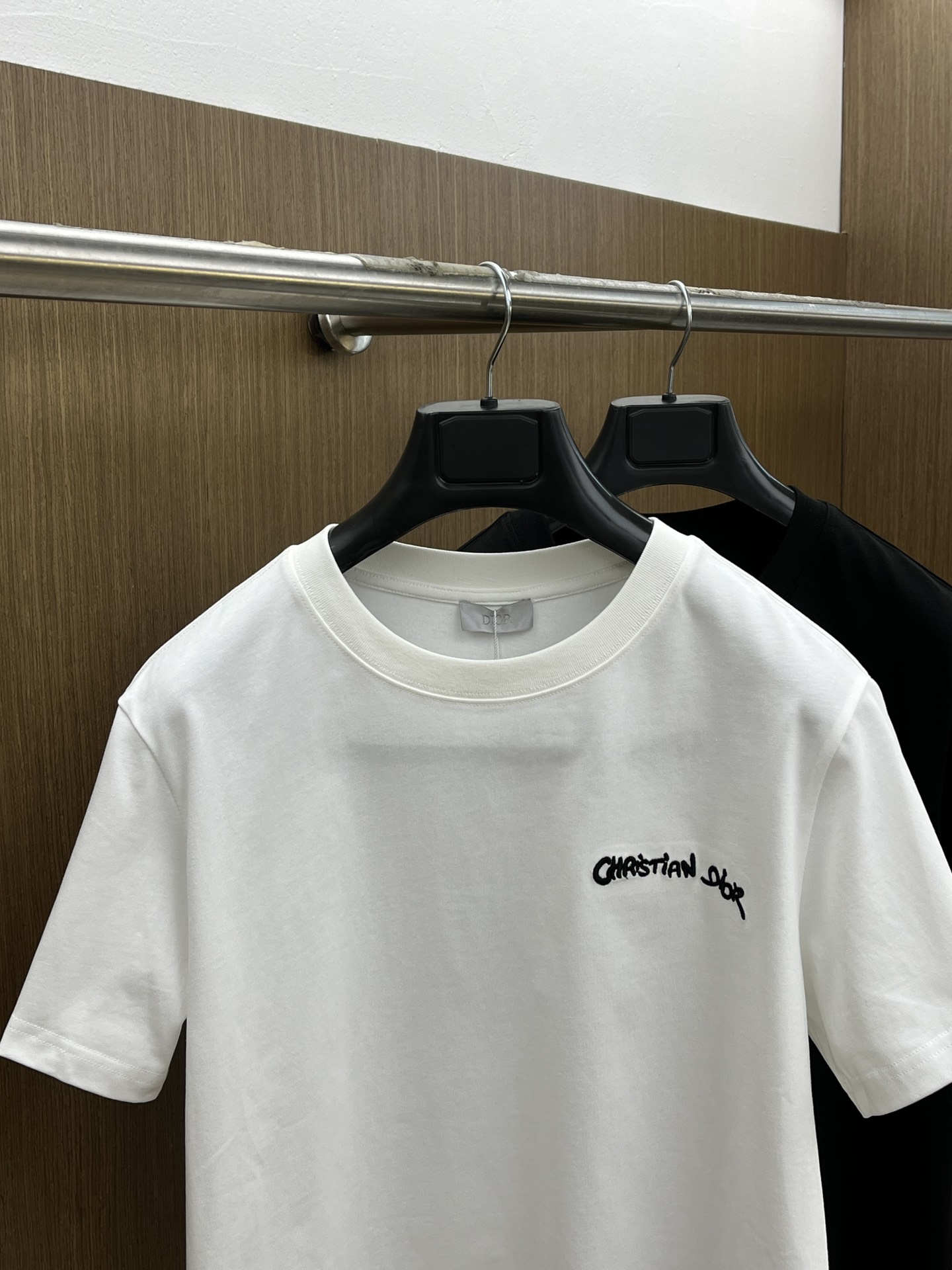 新款   CD  🔥🔥高定面料 玉蚕丝般的丝滑 2025春夏新品上市🍃时尚经典圆领短袖👍🏻时尚单品设计，