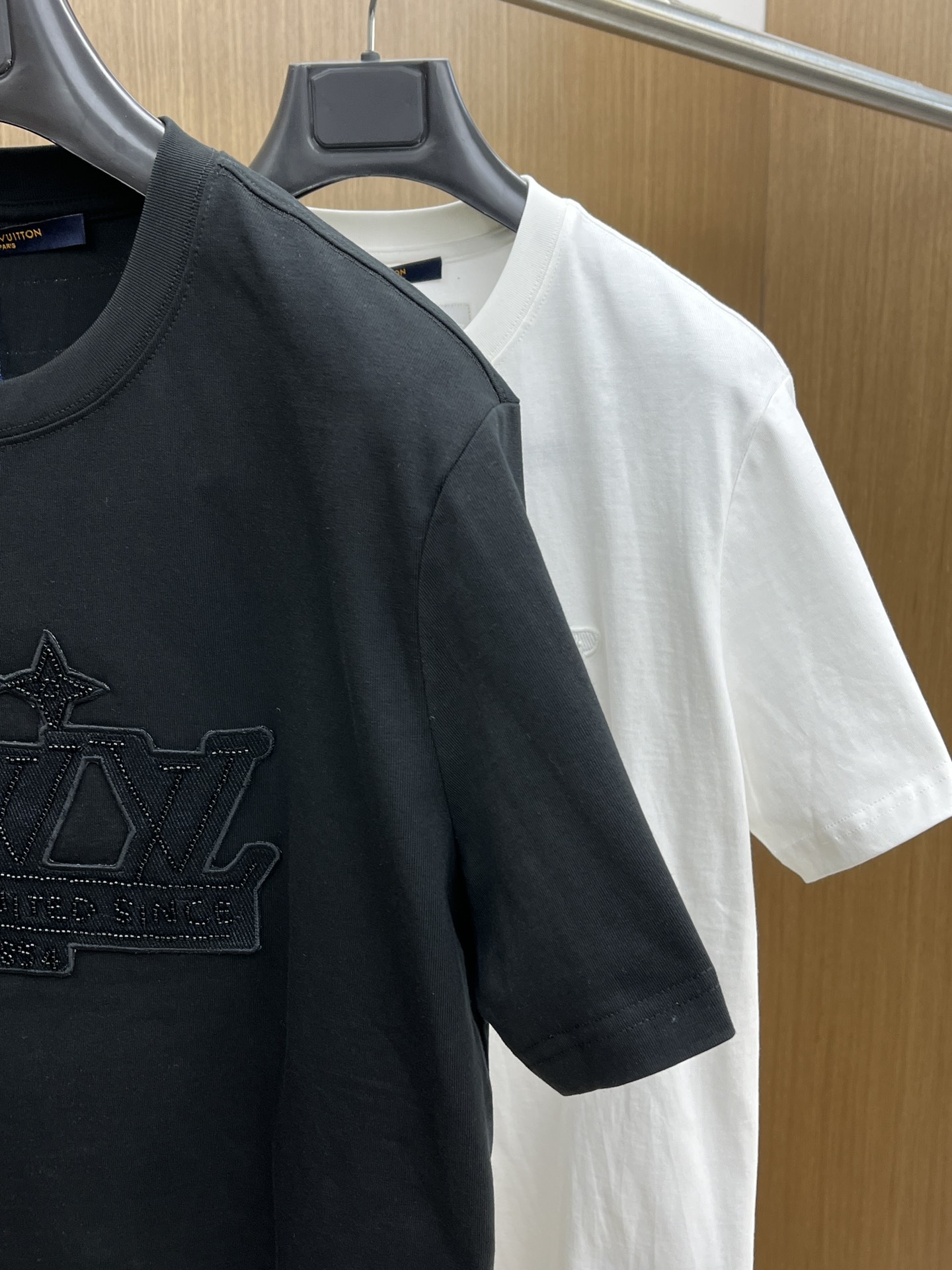 新款    LV 🔥🔥高定面料 玉蚕丝般的丝滑 2025春夏新品上市🍃时尚经典圆领短袖👍🏻时尚单品设计，