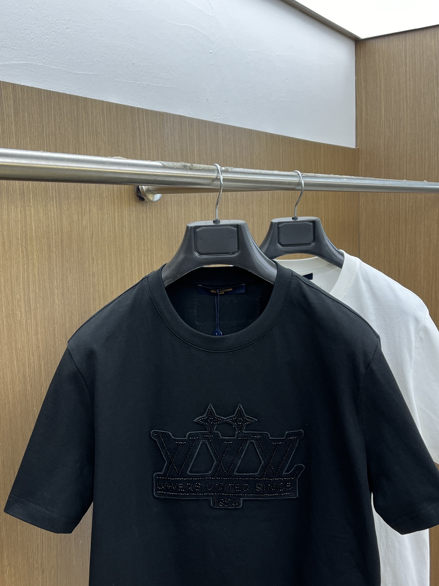 新款    LV 🔥🔥高定面料 玉蚕丝般的丝滑 2025春夏新品上市🍃时尚经典圆领短袖👍🏻时尚单品设计，