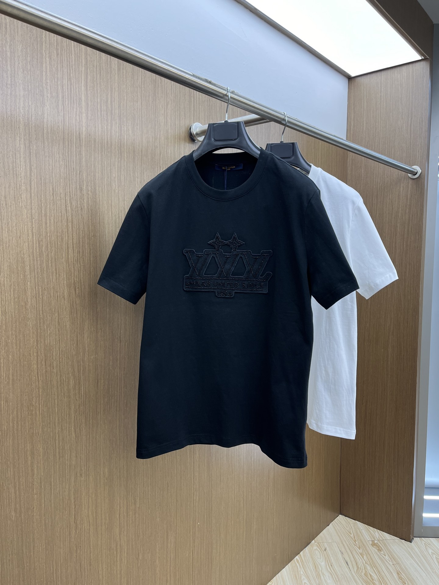 新款    LV 🔥🔥高定面料 玉蚕丝般的丝滑 2025春夏新品上市🍃时尚经典圆领短袖👍🏻时尚单品设计，