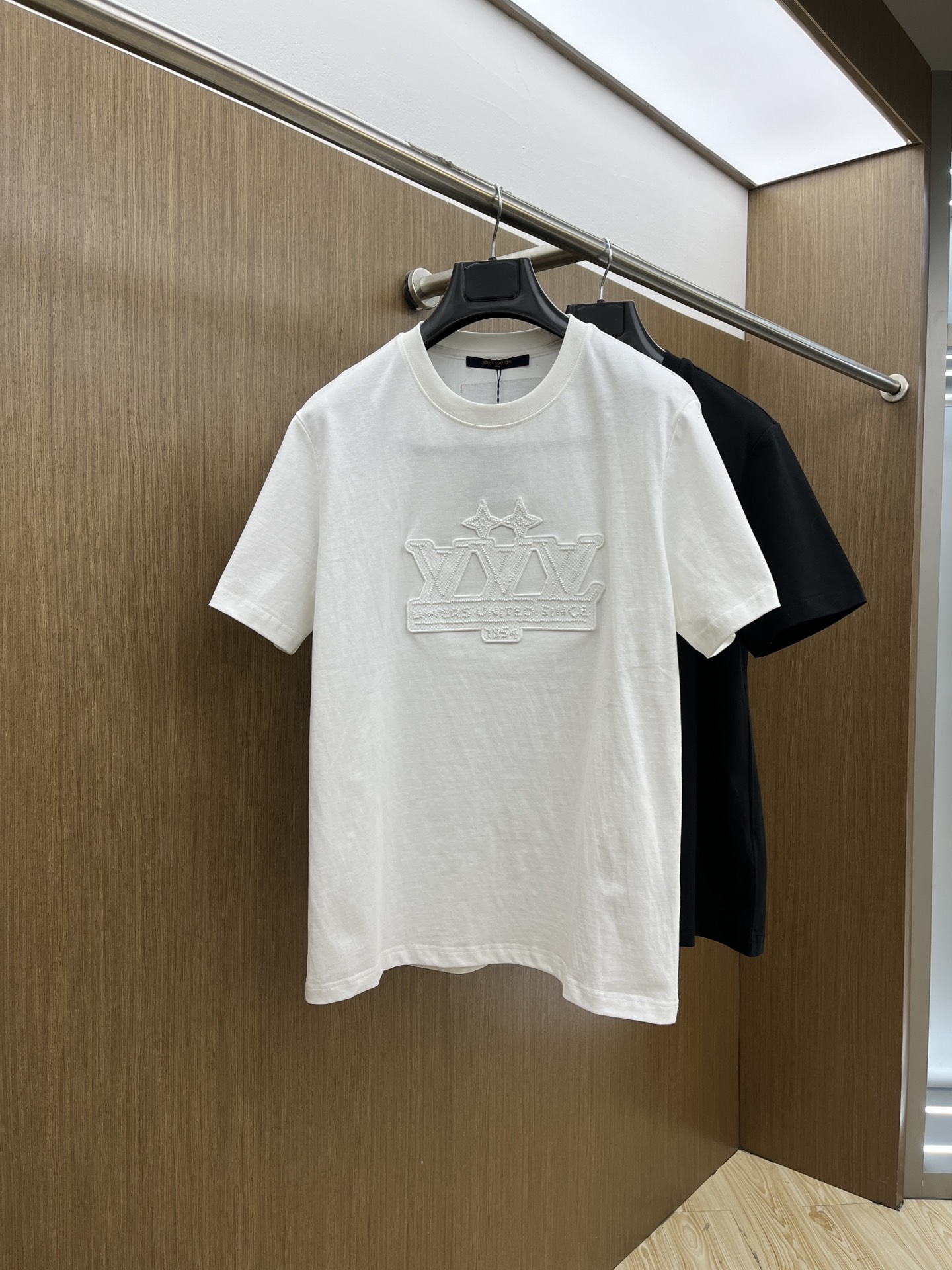 新款    LV 🔥🔥高定面料 玉蚕丝般的丝滑 2025春夏新品上市🍃时尚经典圆领短袖👍🏻时尚单品设计，