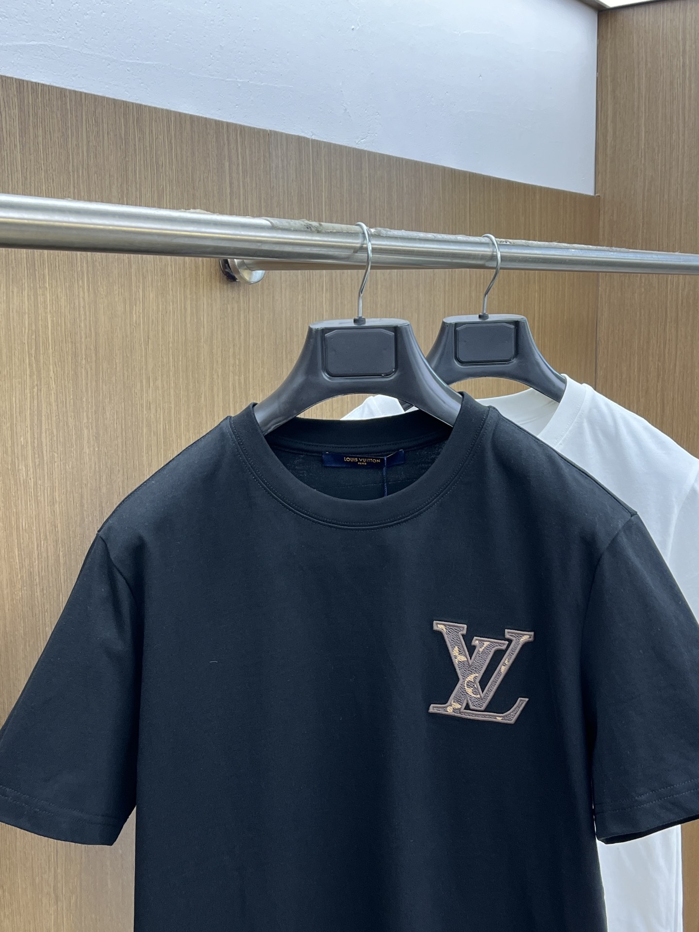 新款    LV 🔥🔥高定面料 玉蚕丝般的丝滑 2025春夏新品上市🍃时尚经典圆领短袖👍🏻时尚单品设计，