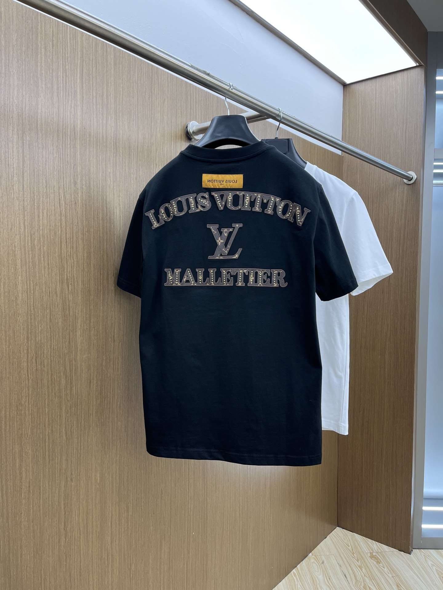 新款    LV 🔥🔥高定面料 玉蚕丝般的丝滑 2025春夏新品上市🍃时尚经典圆领短袖👍🏻时尚单品设计，