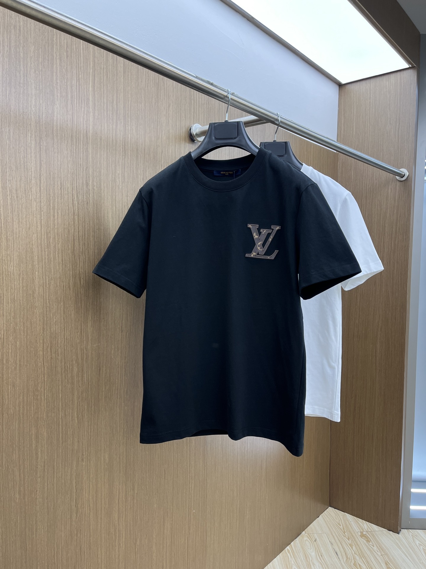 新款    LV 🔥🔥高定面料 玉蚕丝般的丝滑 2025春夏新品上市🍃时尚经典圆领短袖👍🏻时尚单品设计，