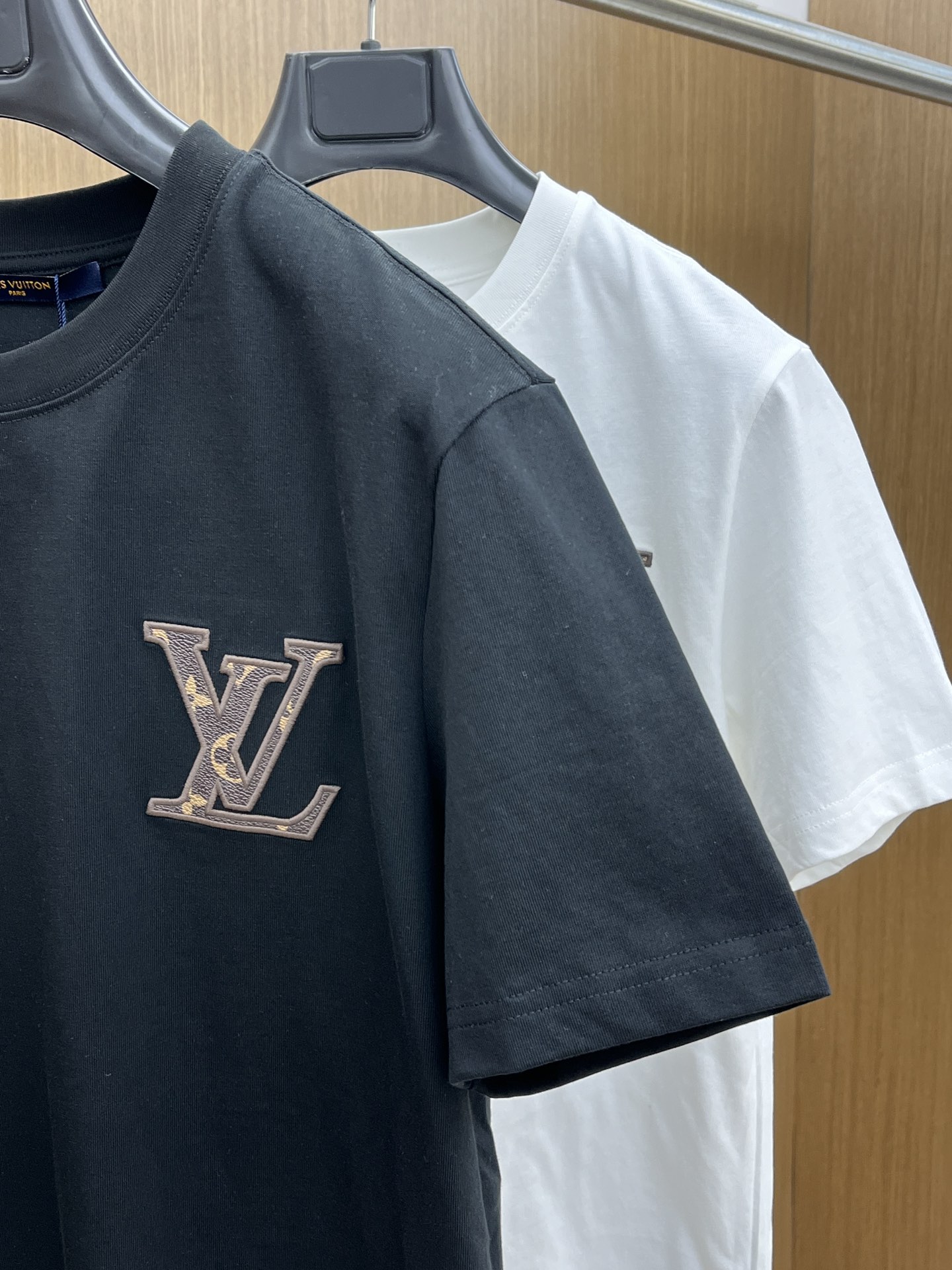 新款    LV 🔥🔥高定面料 玉蚕丝般的丝滑 2025春夏新品上市🍃时尚经典圆领短袖👍🏻时尚单品设计，
