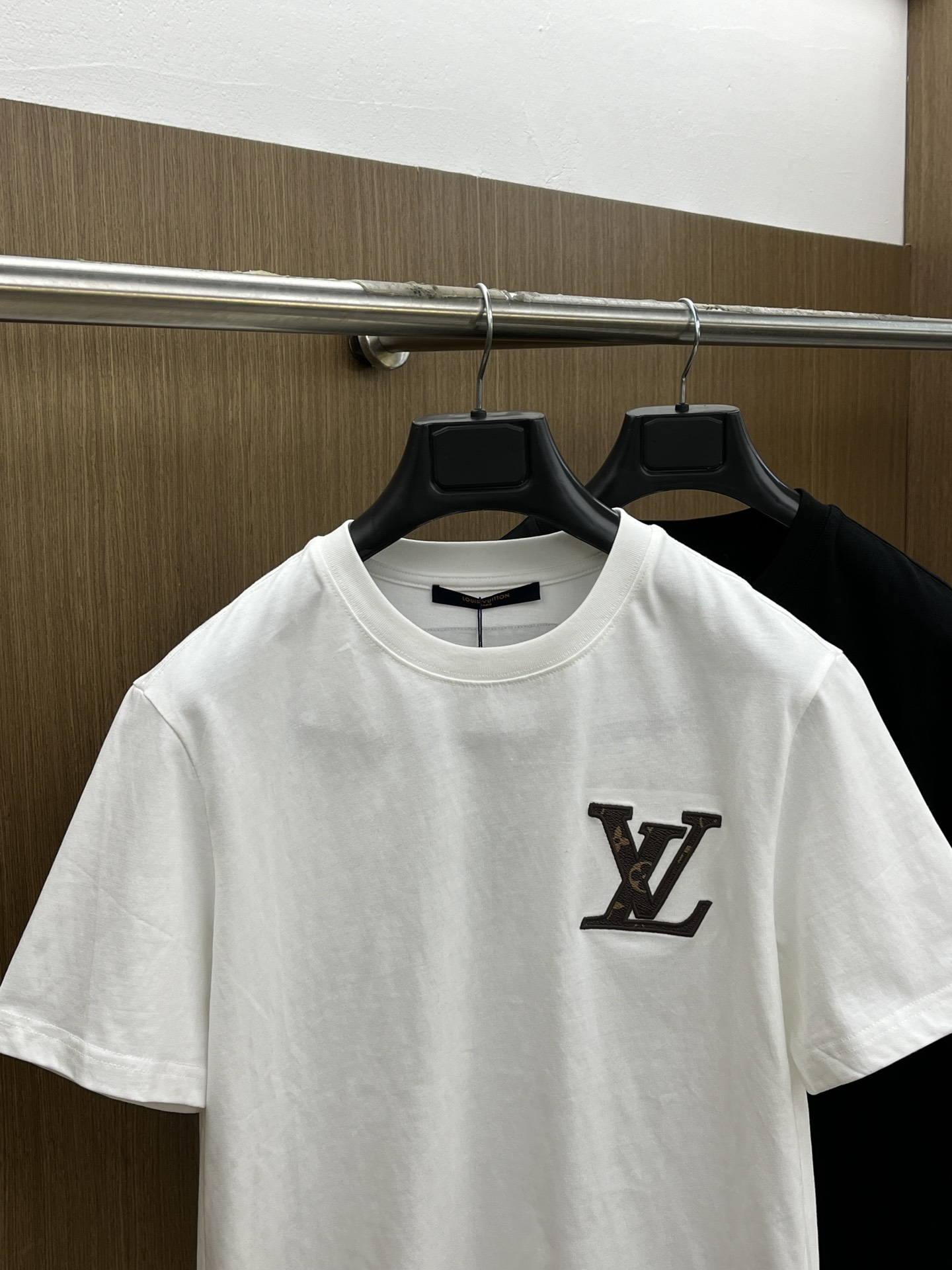 新款   LV 🔥🔥高定面料 玉蚕丝般的丝滑 2025春夏新品上市🍃时尚经典圆领短袖👍🏻时尚单品设计，更