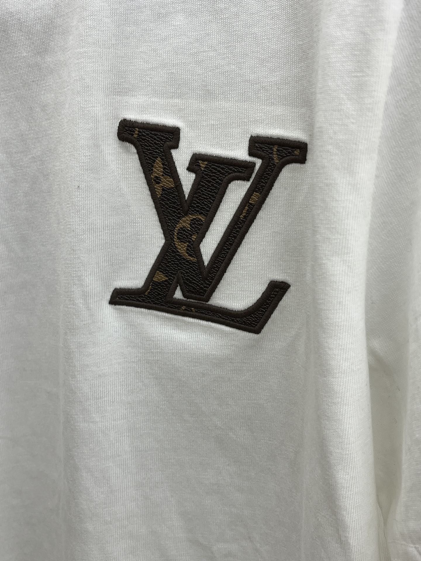 新款   LV 🔥🔥高定面料 玉蚕丝般的丝滑 2025春夏新品上市🍃时尚经典圆领短袖👍🏻时尚单品设计，更