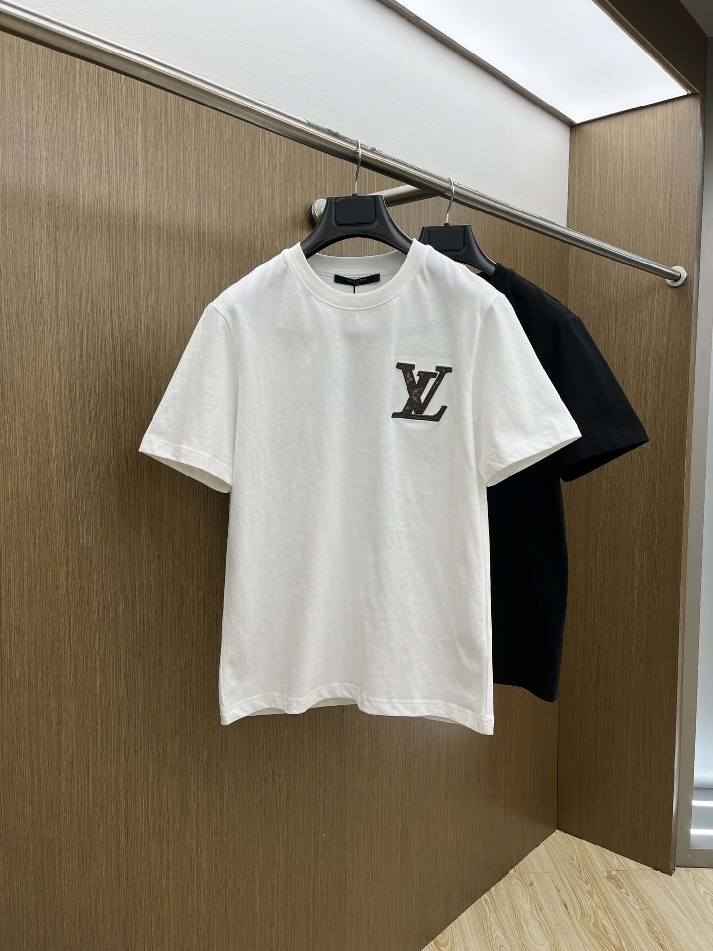 新款   LV 🔥🔥高定面料 玉蚕丝般的丝滑 2025春夏新品上市🍃时尚经典圆领短袖👍🏻时尚单品设计，更