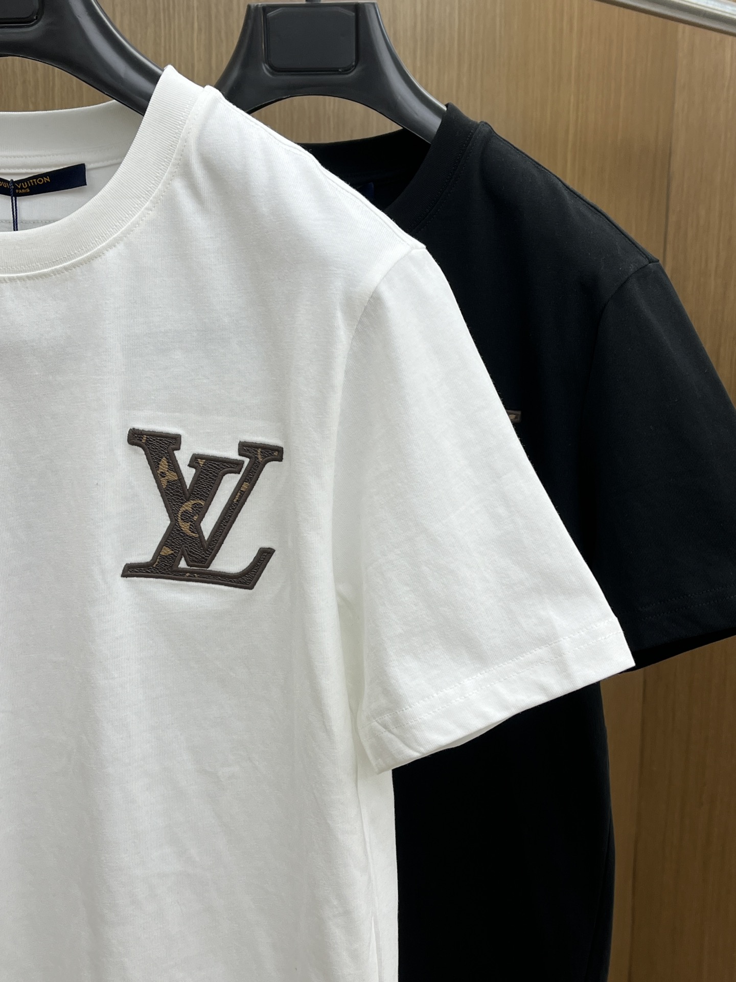 新款   LV 🔥🔥高定面料 玉蚕丝般的丝滑 2025春夏新品上市🍃时尚经典圆领短袖👍🏻时尚单品设计，更