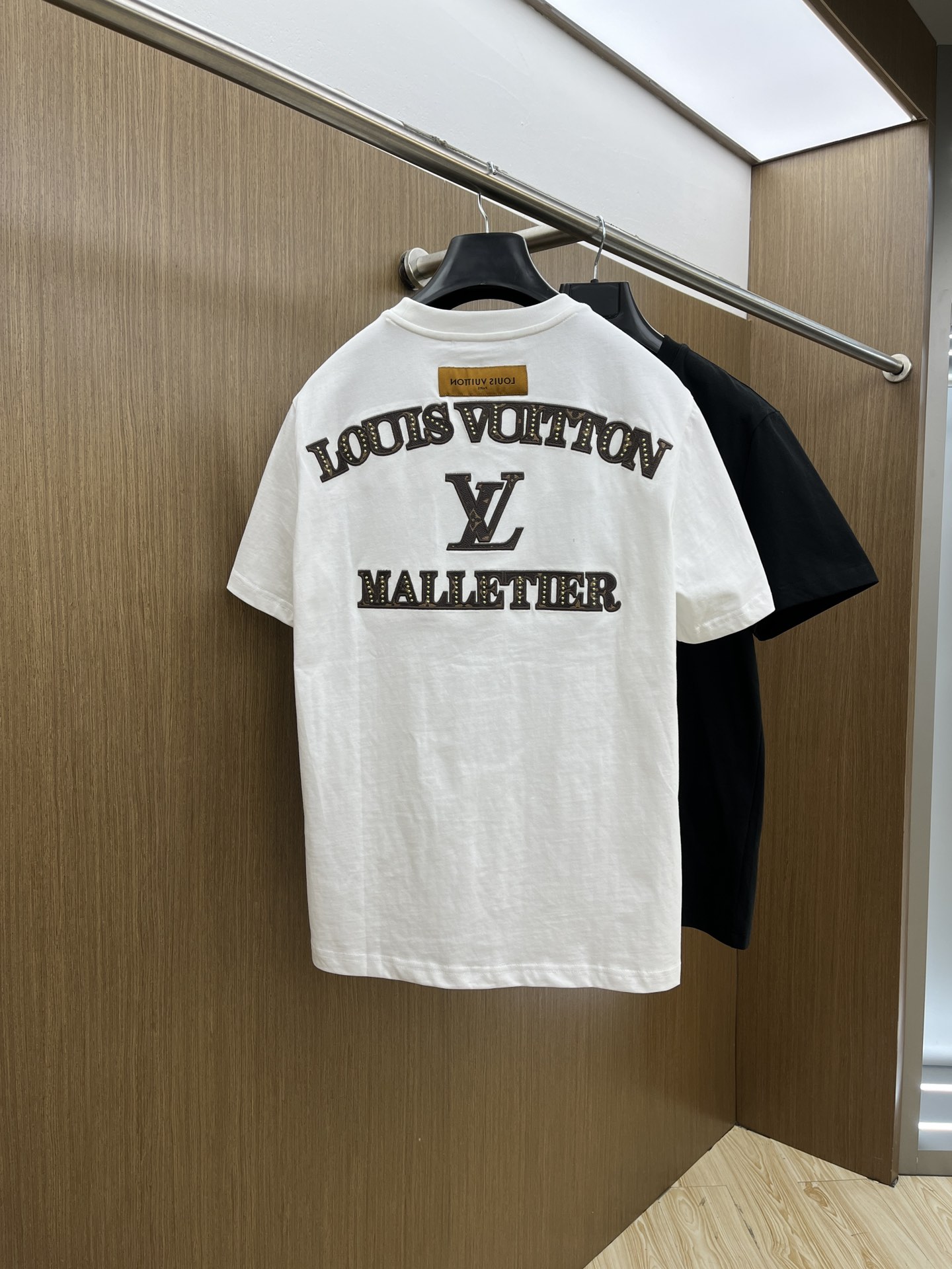 新款   LV 🔥🔥高定面料 玉蚕丝般的丝滑 2025春夏新品上市🍃时尚经典圆领短袖👍🏻时尚单品设计，更