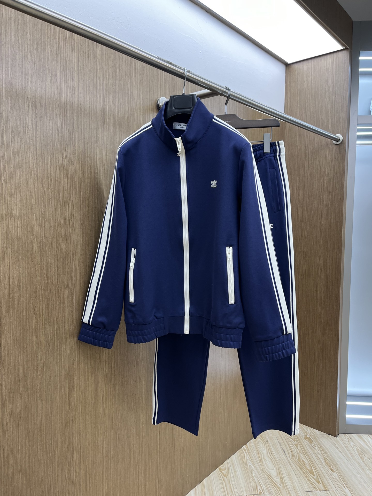 NO:123159,New style/set Celin exclusively available. The same set for autumn and winter style counter, breathable, comfortable and casual!  Full of high-end feeling!  The details are exquisite and high-end, and the workmanship is impeccable!  The original high-end fabric looks high-end!  The fabric is crisp, wrinkle-resistant and wear-resistant, warm, neat and stylish. A02 counter size 48-56/M-3XL, celine, alexander wang19860909新款 /套 Celin 独家专供 秋冬新款专柜同款套装,透气舒适休闲！高级感满满！细节精致高档,做工无可挑剔！原版高端面料很显高级！面料挺括抗皱耐磨,保暖利落有型 A02专柜尺码48-56/M-3XL,,celine,alexander wang,Men's clothing