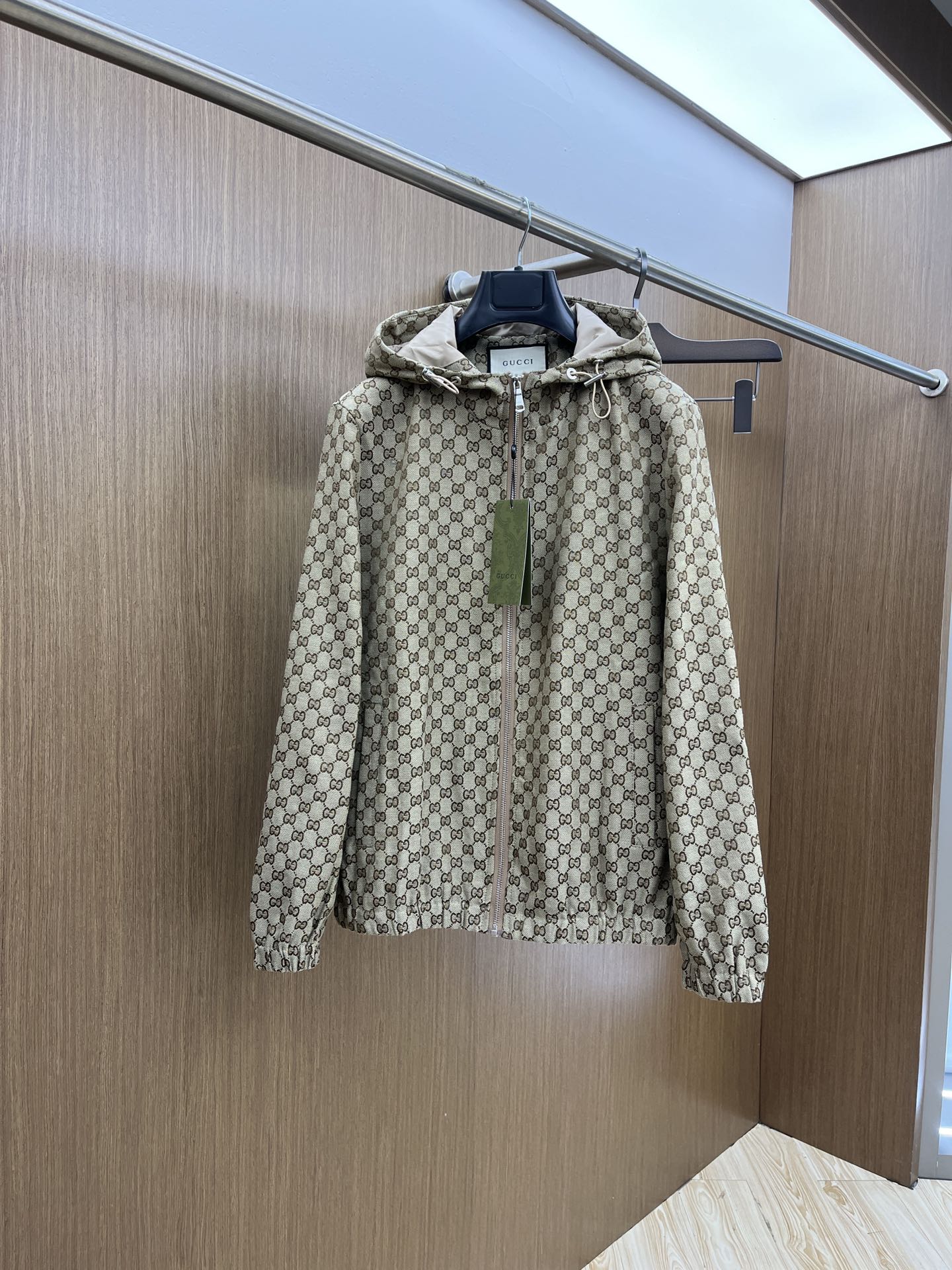 NO:123146,New Guc FW Early Spring Original Single Product, Italian imported fabric fashionable jacket and windbreaker, European counters are synchronized, the upper body is more casual and generous, the counter original hardware is luxurious and high-end customized accessories new work!  Luxury brand characteristics logo embellishment design, the highest quality shipment in the market, original auxiliary materials, the ultimate luxury!  A02 is soft and comfortable. The upper body is so handsome!  Suitable for any scene!  Size M-XXXL, gucci, jackets & coats,alexander wang19860909新款 Guc FW早春原单狠货 意大利进口面料时尚夹克风衣 欧洲专柜同步,上身更随意大方,专柜原版五金奢华高档定制配饰新作！奢华品牌特质logo点缀设计,市场最高品质出货、原版辅料,奢华极致！A02柔软舒适.上身爆帅！适合任意场景！ 尺码M-XXXL,,gucci,jackets & coats,alexander wang,Men's clothing