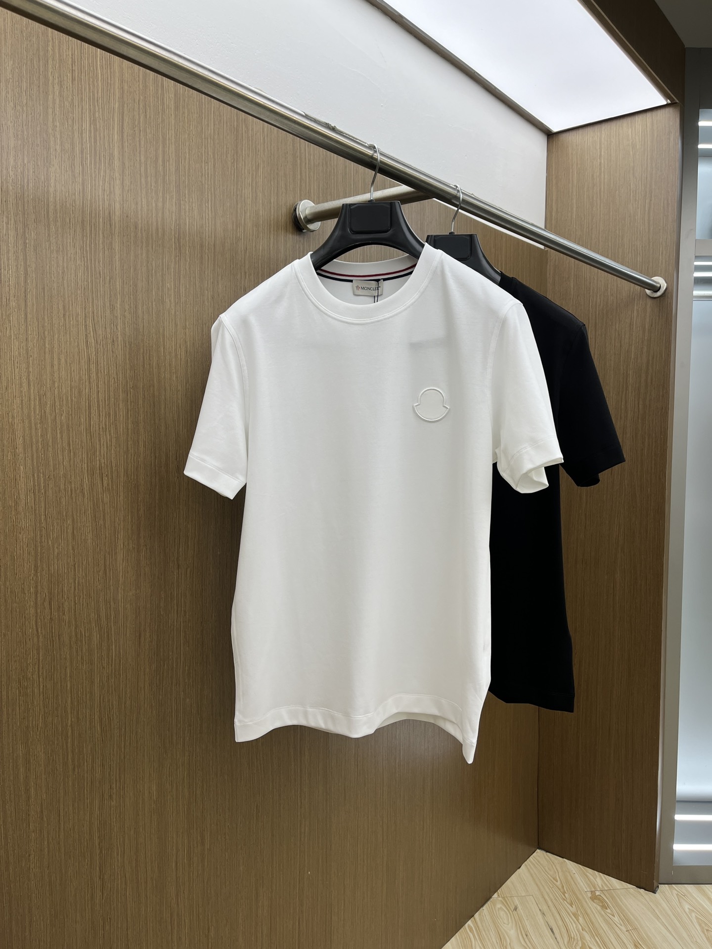 NO:121288,New Mon high-end customization 2025 spring and summer new first-time counter latest short-sleeved round-neck T-shirt high-end customization design avant-garde and fashionable!  Brand logo heavy craft design, high-end customized mercerated cloud cotton fabric, soft feel, comfortable to wear, exquisite counter-level car line, fine workmanship, invincible and handsome upper body effect!  A must-have item for handsome men!  Color black white bld code number M-3XL, T-shirt,tees,t-shirt,alexander wang19860909新款Mon 高端定制 2025春夏新款首发专柜最新款短袖圆领T恤 高端订制 设计前卫时尚！品牌logo重工艺设计 高端定制丝光云朵棉面料.手感柔软.穿着舒适.专柜级别精致车线.做工精细.上身效果无敌帅气！型男必备单品！ 颜色黑色 白色 bld码数M-3XL,,T-shirt,tees，t-shirt,alexander wang,Men's clothing